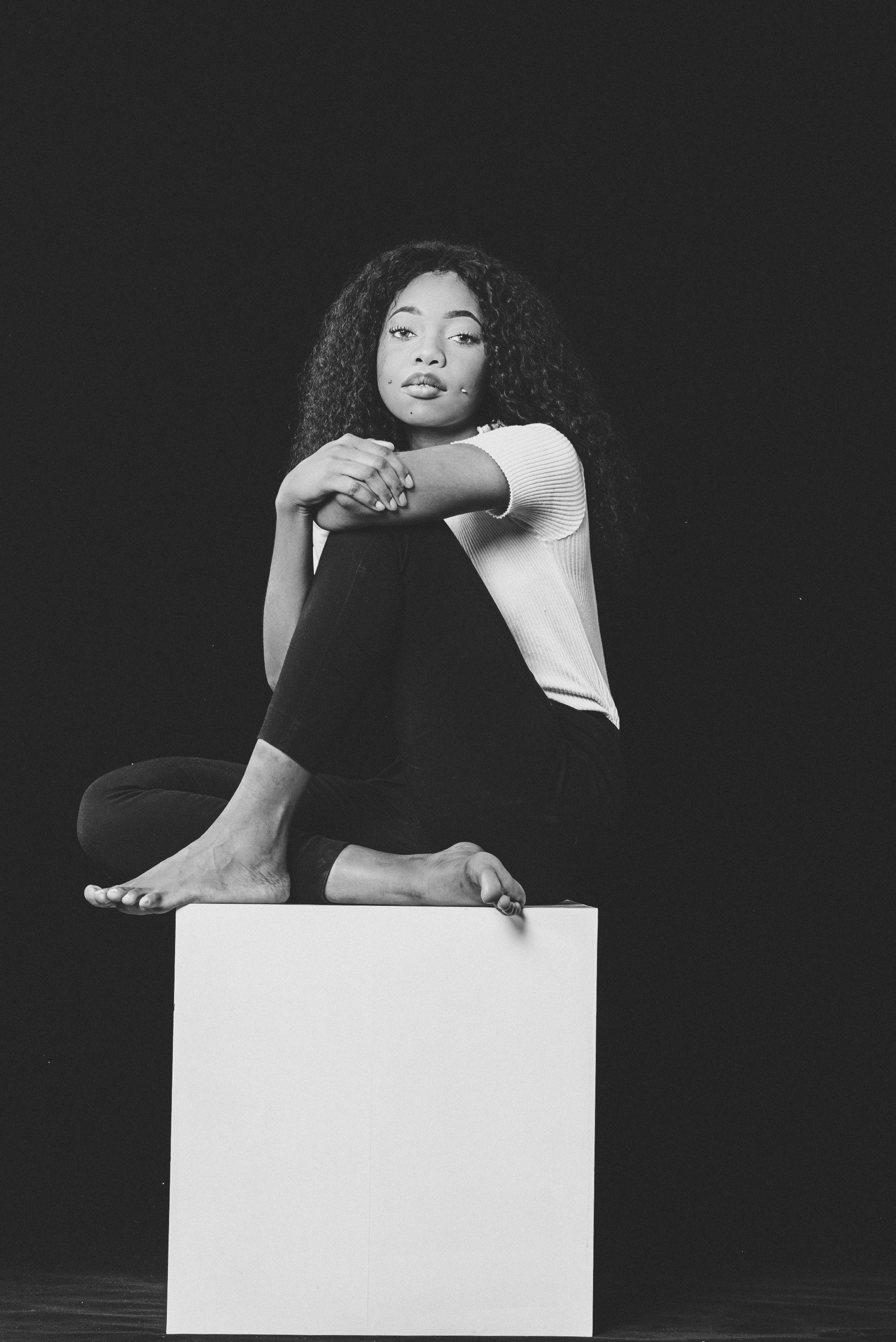 Профессиональная женская портретная съемка в Гуанчжоу, включая студийные и уличные фотографии, с акцентом на индивидуальность, стиль и эмоции. Идеально для социальных сетей, личных проектов, резюме и бизнеса.