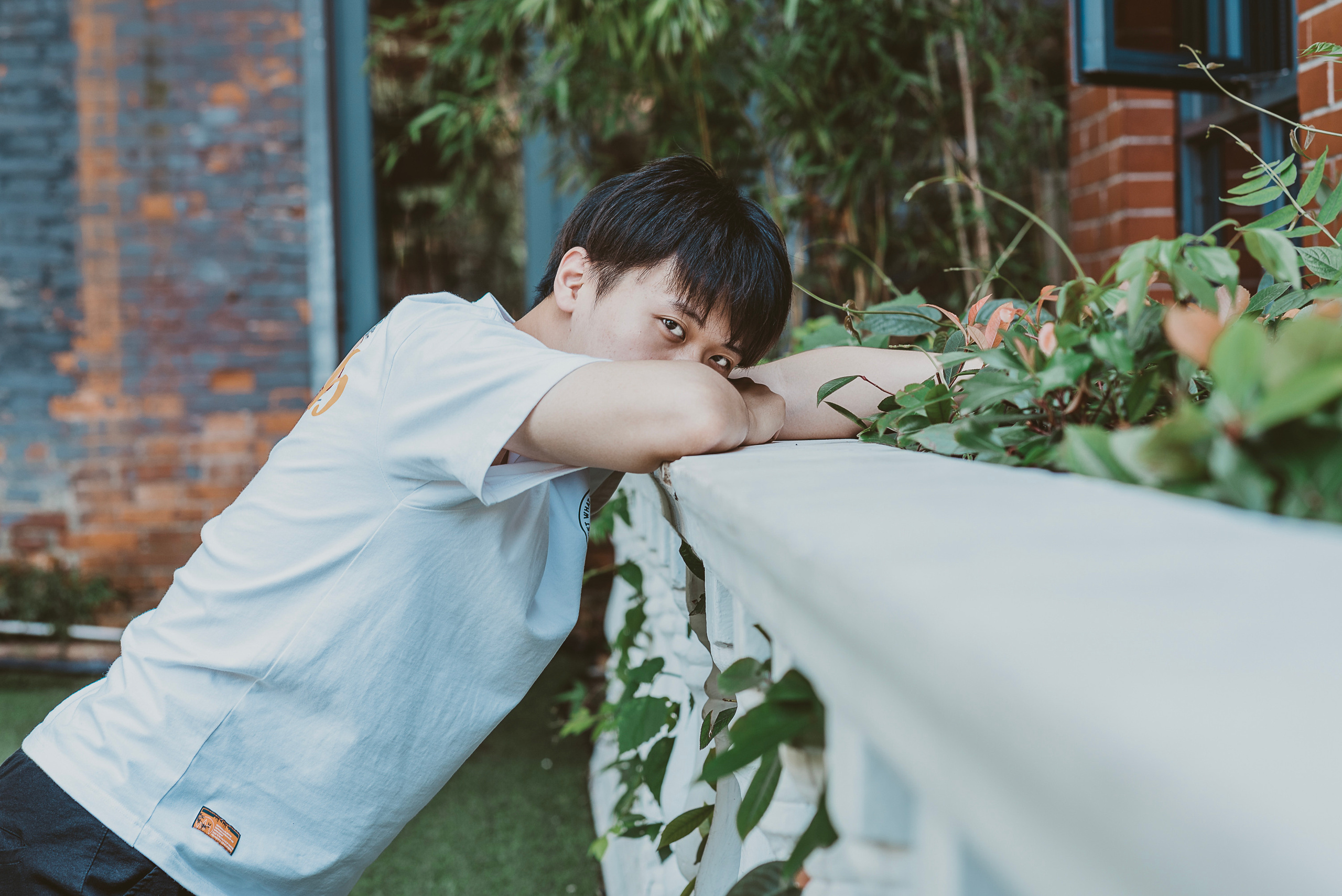 Профессиональная мужская портретная съемка в Гуанчжоу, стильные и выразительные фотографии для личных и бизнес-целей.