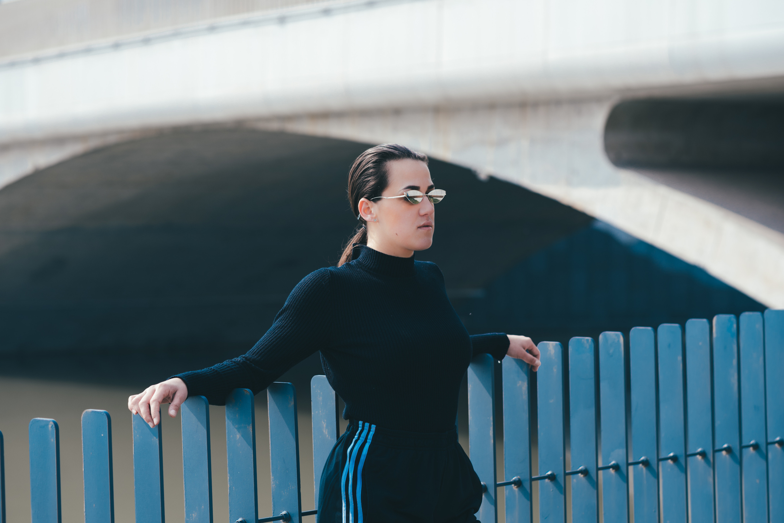 Профессиональная женская портретная съемка в Гуанчжоу, включая студийные и уличные фотографии, с акцентом на индивидуальность, стиль и эмоции. Идеально для социальных сетей, личных проектов, резюме и бизнеса.