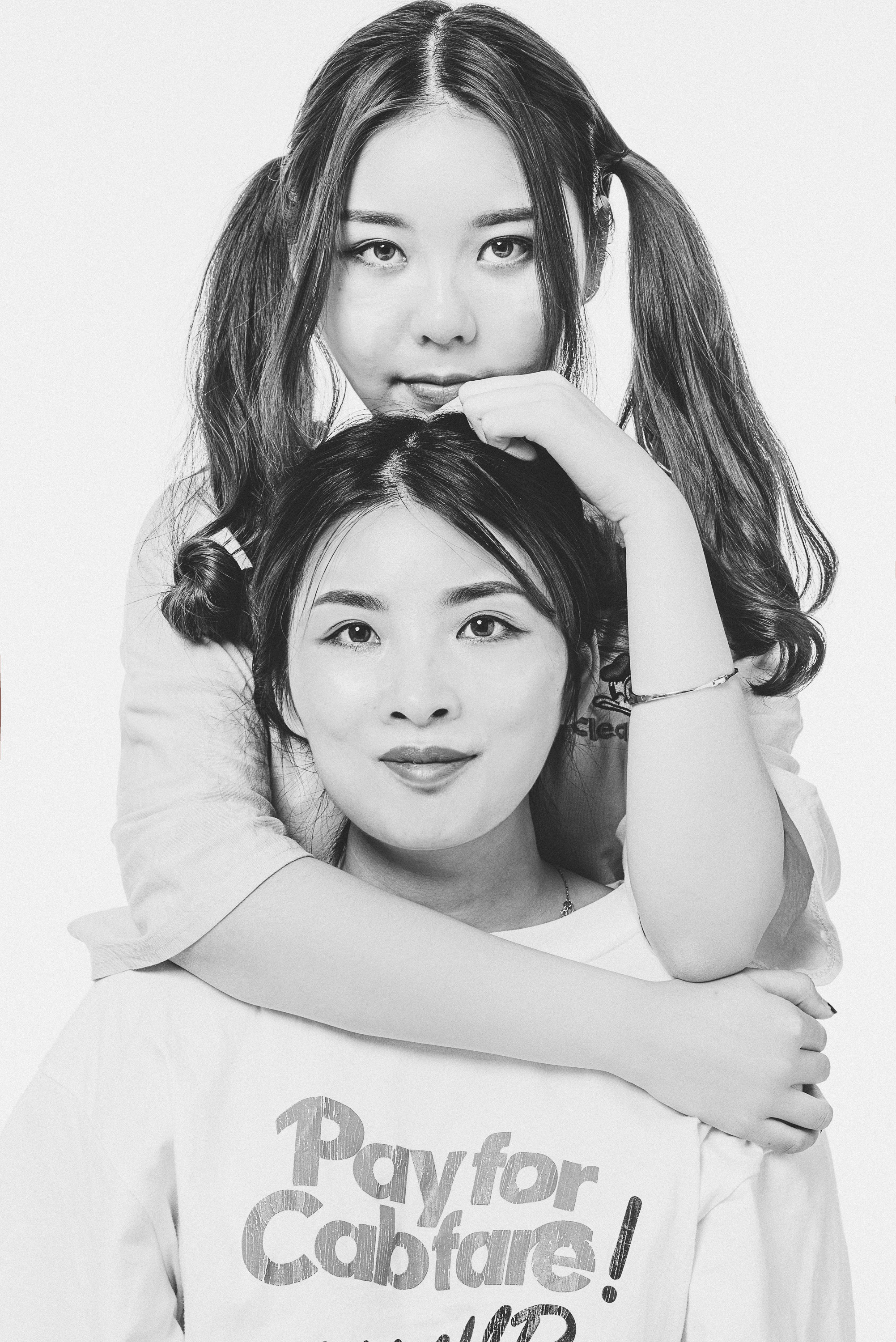 Профессиональная женская портретная съемка в Гуанчжоу, включая студийные и уличные фотографии, с акцентом на индивидуальность, стиль и эмоции. Идеально для социальных сетей, личных проектов, резюме и бизнеса.