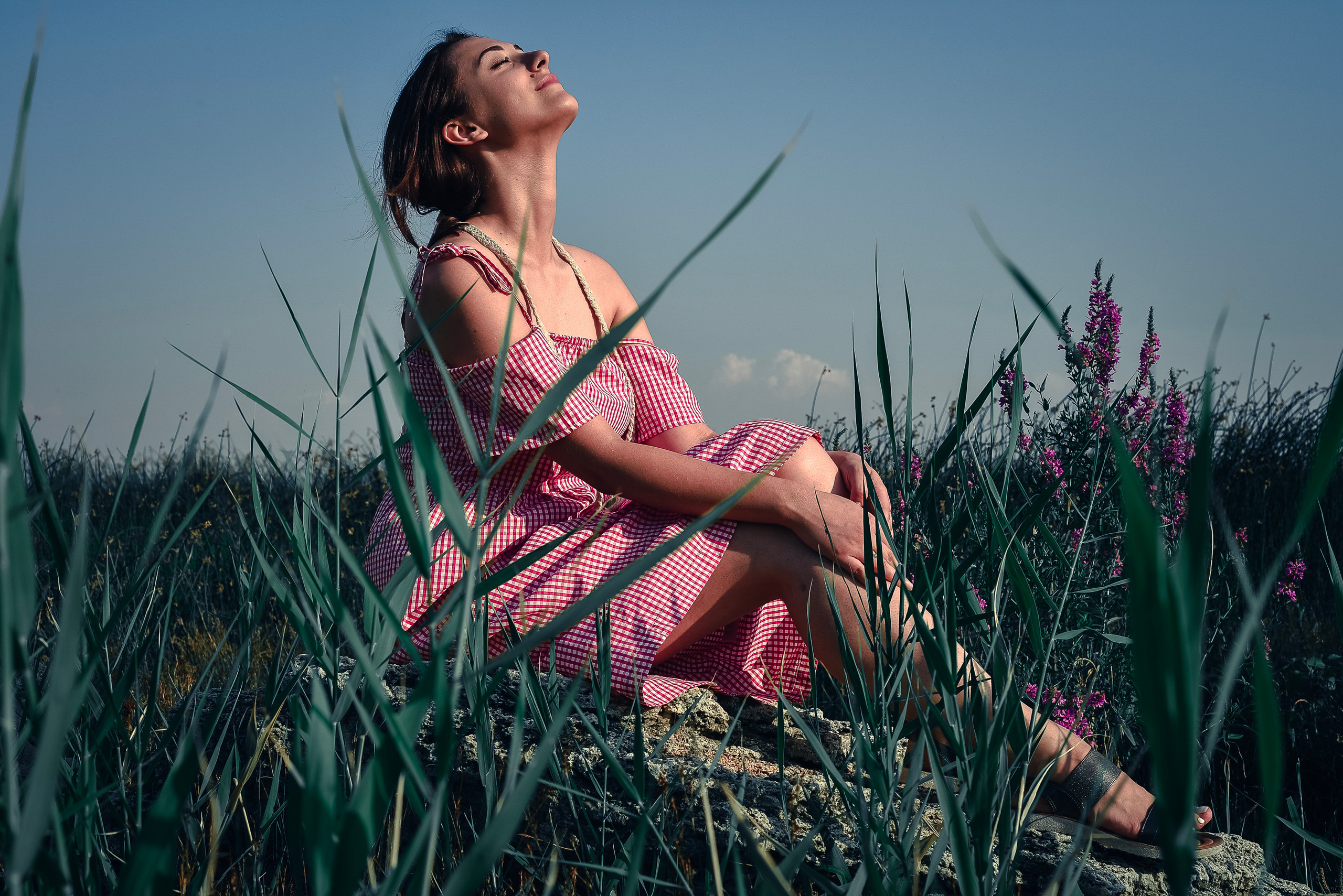 Профессиональная женская портретная съемка в Гуанчжоу, включая студийные и уличные фотографии, с акцентом на индивидуальность, стиль и эмоции. Идеально для социальных сетей, личных проектов, резюме и бизнеса.