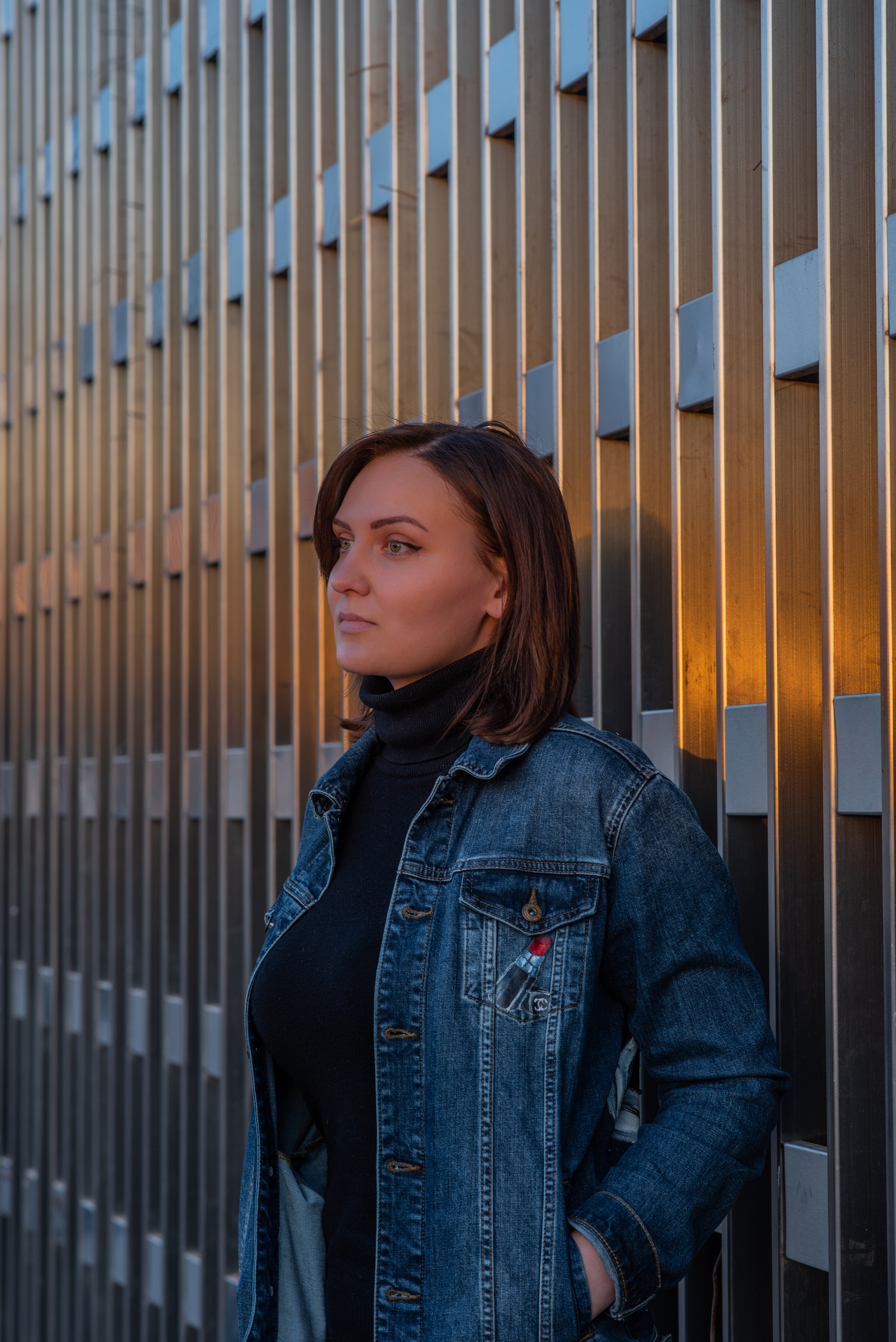 Профессиональная женская портретная съемка в Гуанчжоу, включая студийные и уличные фотографии, с акцентом на индивидуальность, стиль и эмоции. Идеально для социальных сетей, личных проектов, резюме и бизнеса.