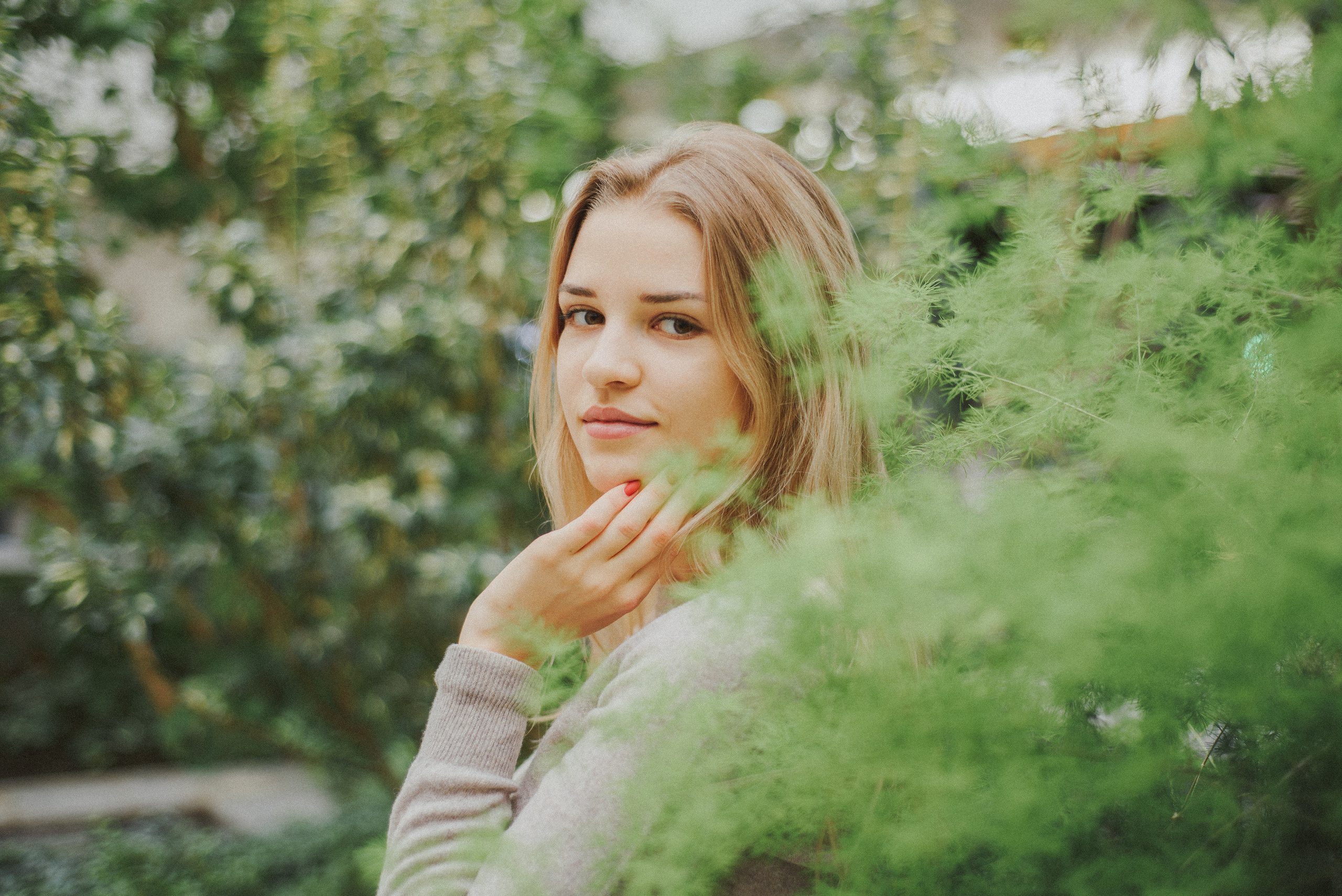 Профессиональная женская портретная съемка в Гуанчжоу, включая студийные и уличные фотографии, с акцентом на индивидуальность, стиль и эмоции. Идеально для социальных сетей, личных проектов, резюме и бизнеса.