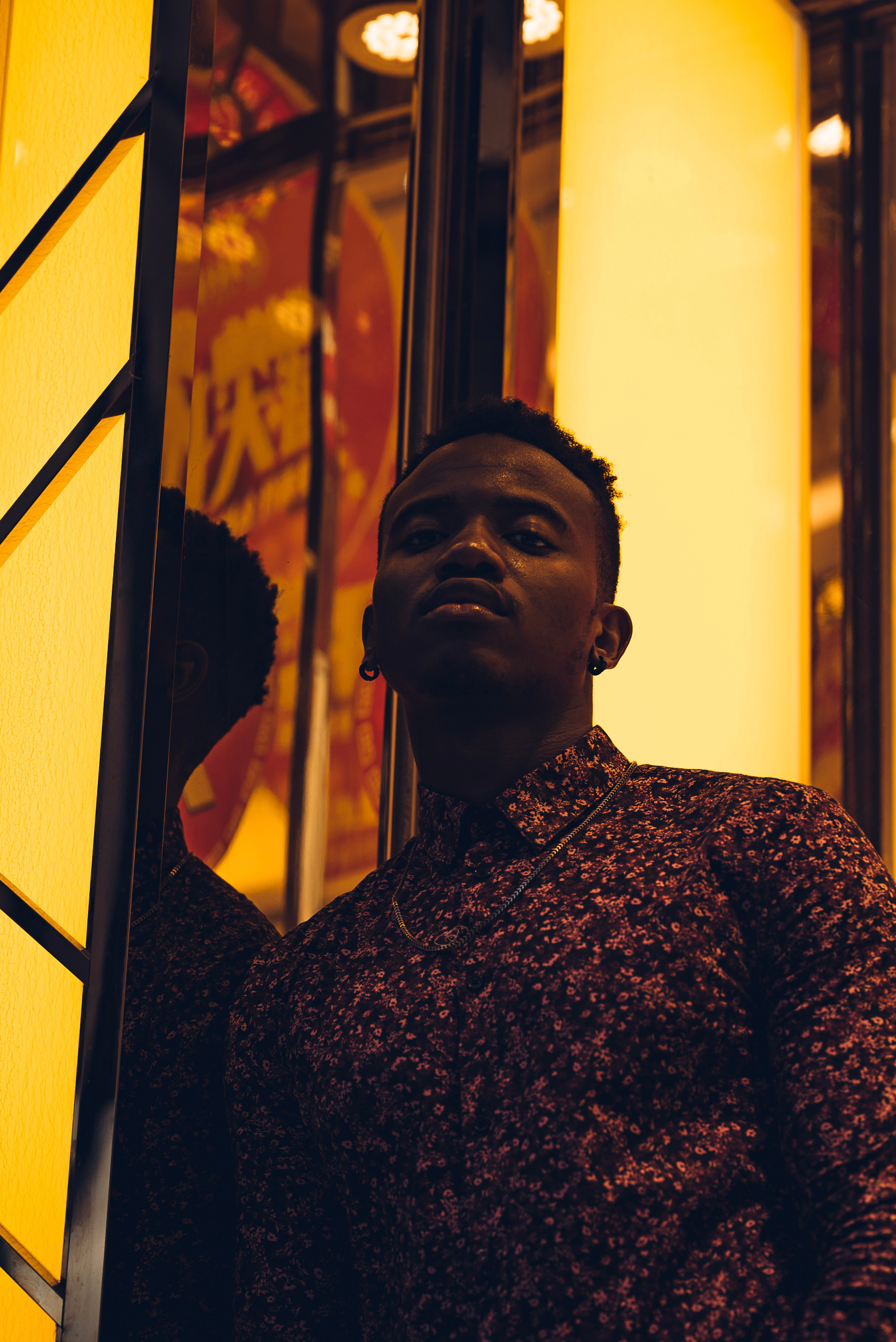 Профессиональная мужская портретная съемка в Гуанчжоу, стильные и выразительные фотографии для личных и бизнес-целей.