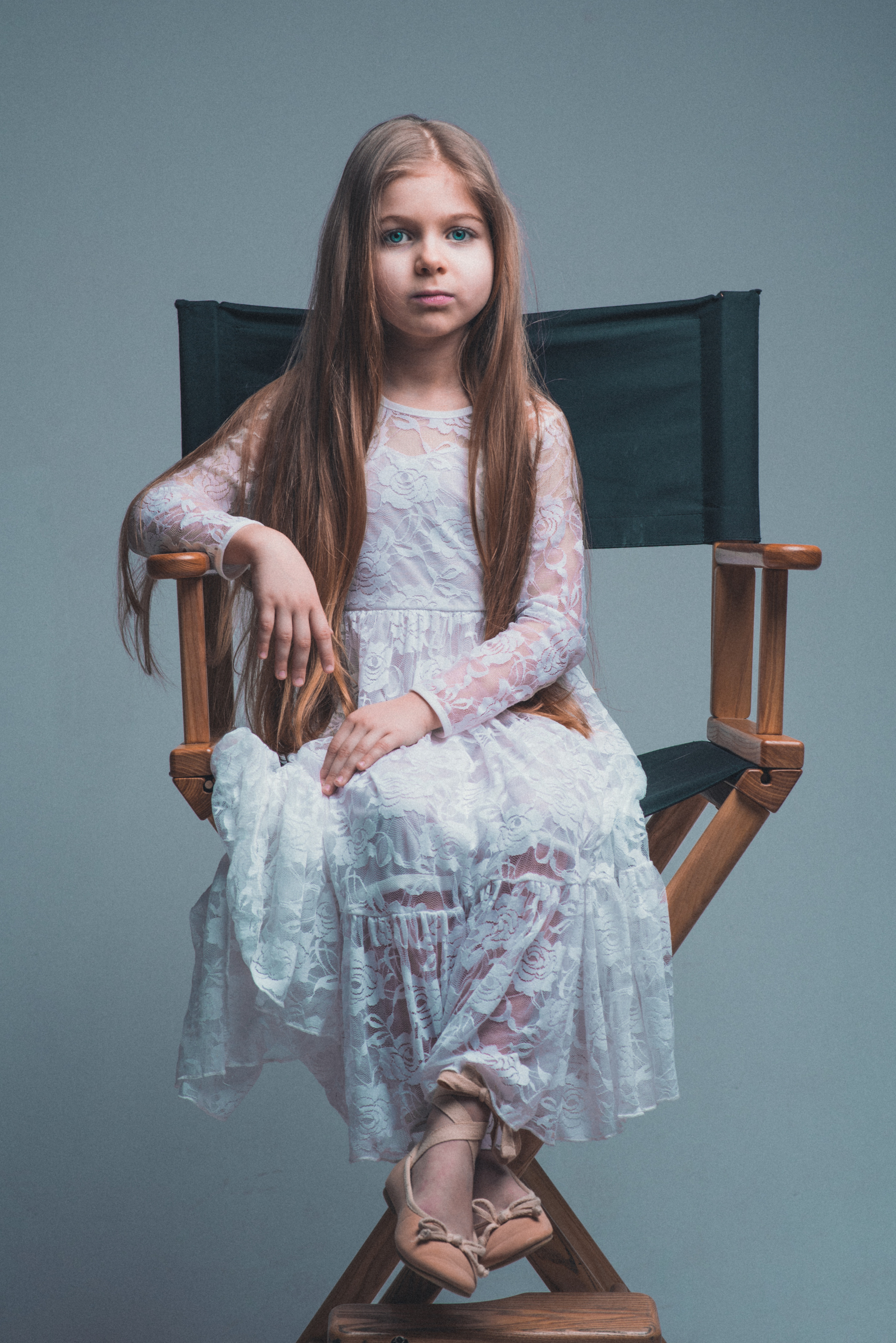 Профессиональная женская портретная съемка в Гуанчжоу, включая студийные и уличные фотографии, с акцентом на индивидуальность, стиль и эмоции. Идеально для социальных сетей, личных проектов, резюме и бизнеса.