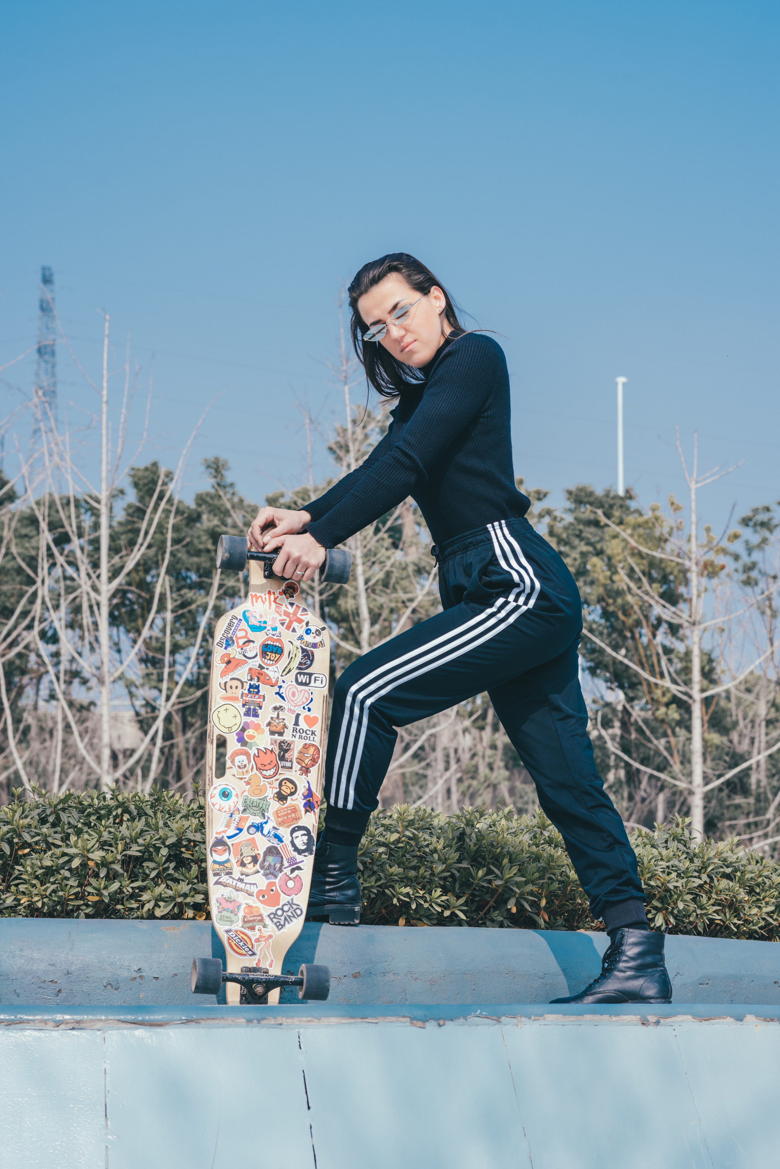 Профессиональная женская портретная съемка в Гуанчжоу, включая студийные и уличные фотографии, с акцентом на индивидуальность, стиль и эмоции. Идеально для социальных сетей, личных проектов, резюме и бизнеса.