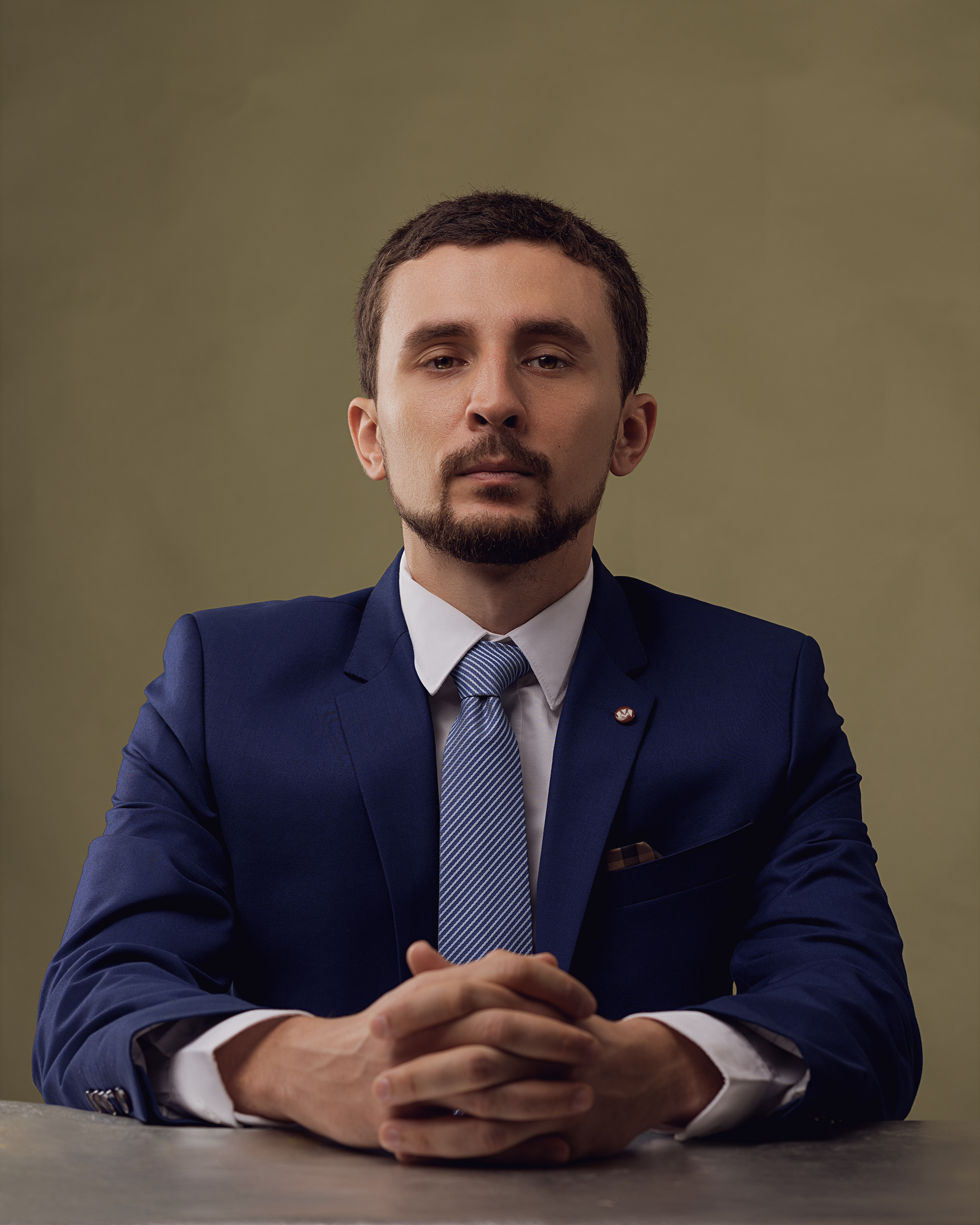 Профессиональная мужская портретная съемка в Гуанчжоу, стильные и выразительные фотографии для личных и бизнес-целей.