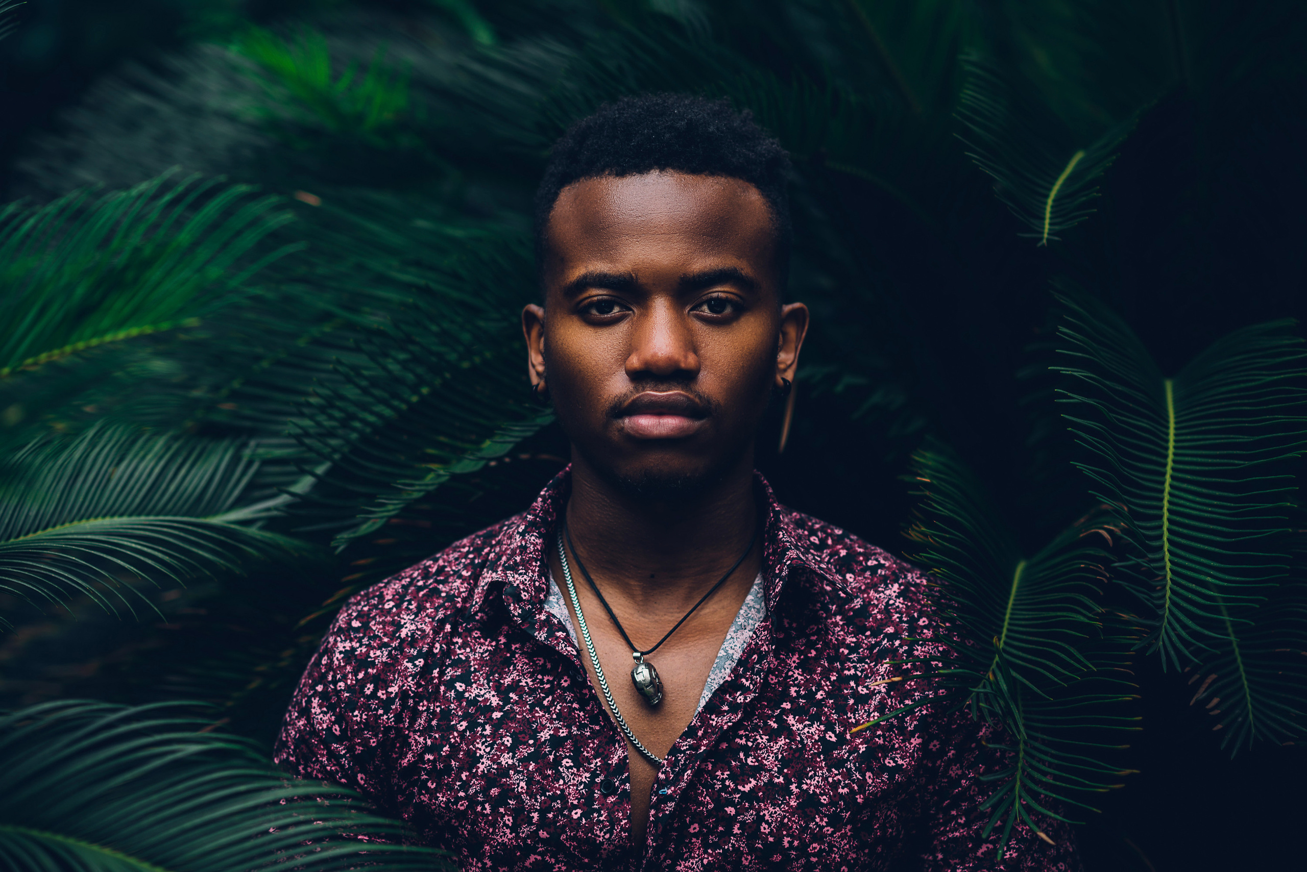 Профессиональная мужская портретная съемка в Гуанчжоу, стильные и выразительные фотографии для личных и бизнес-целей.