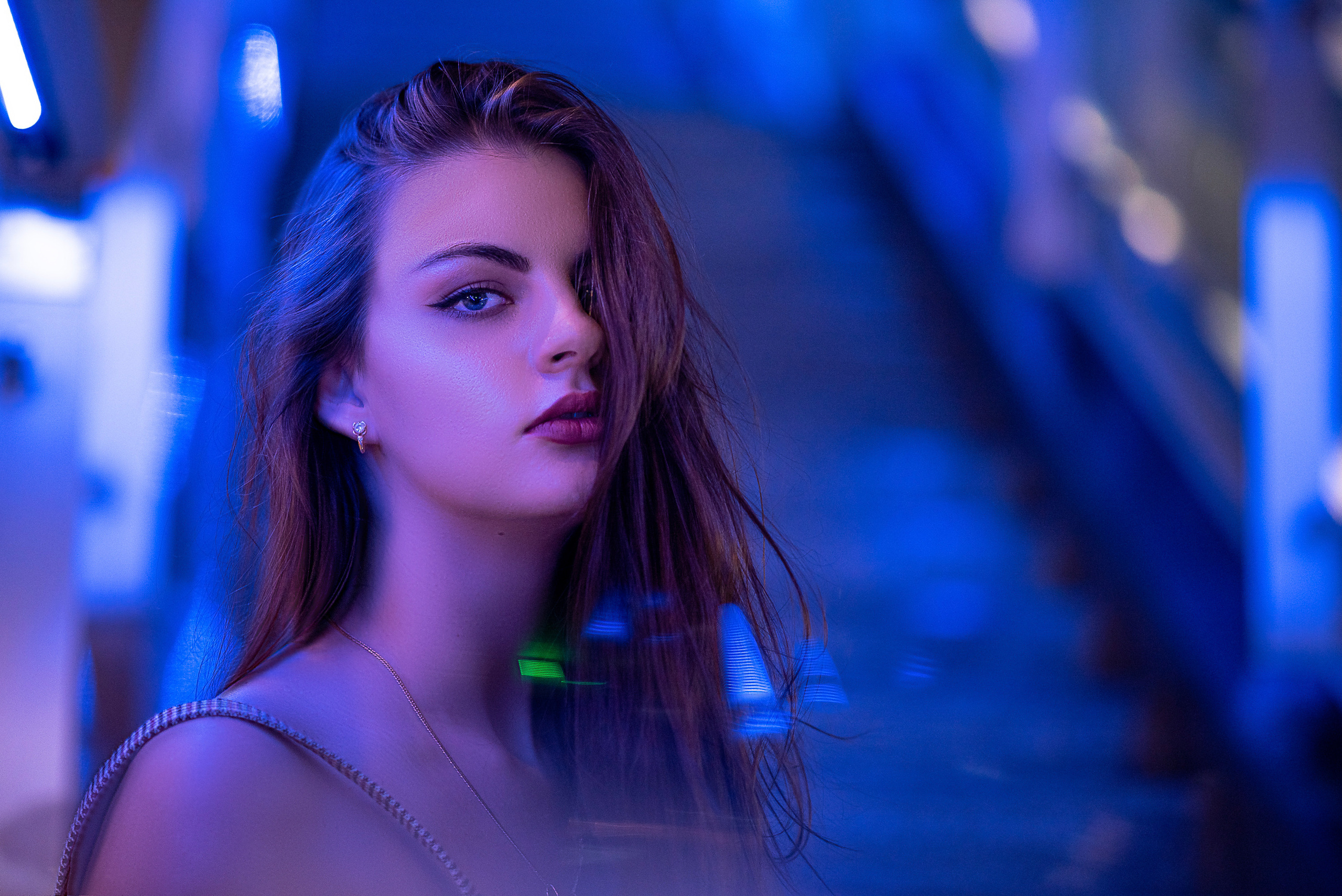 Профессиональная женская портретная съемка в Гуанчжоу, включая студийные и уличные фотографии, с акцентом на индивидуальность, стиль и эмоции. Идеально для социальных сетей, личных проектов, резюме и бизнеса.