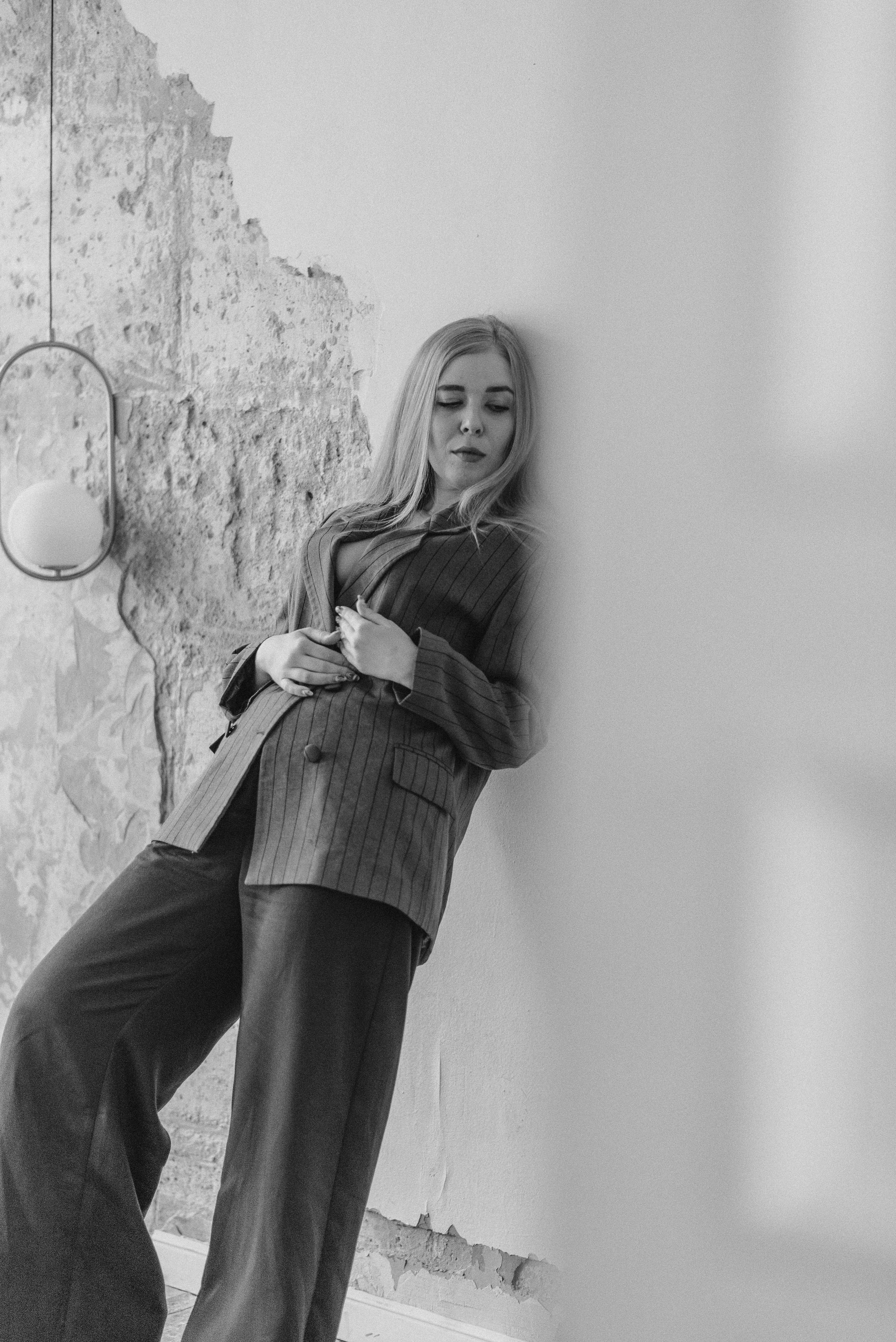 Профессиональная женская портретная съемка в Гуанчжоу, включая студийные и уличные фотографии, с акцентом на индивидуальность, стиль и эмоции. Идеально для социальных сетей, личных проектов, резюме и бизнеса.