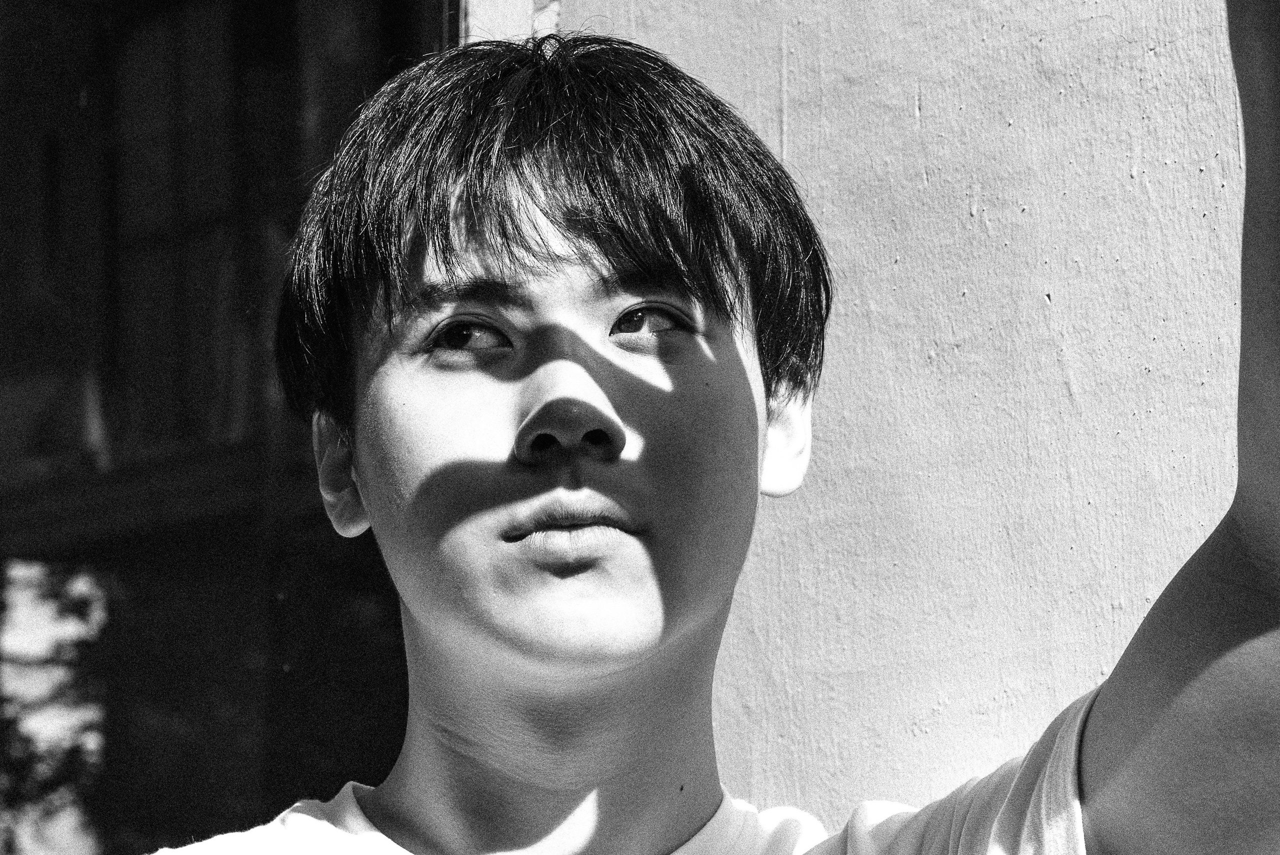 Профессиональная мужская портретная съемка в Гуанчжоу, стильные и выразительные фотографии для личных и бизнес-целей.