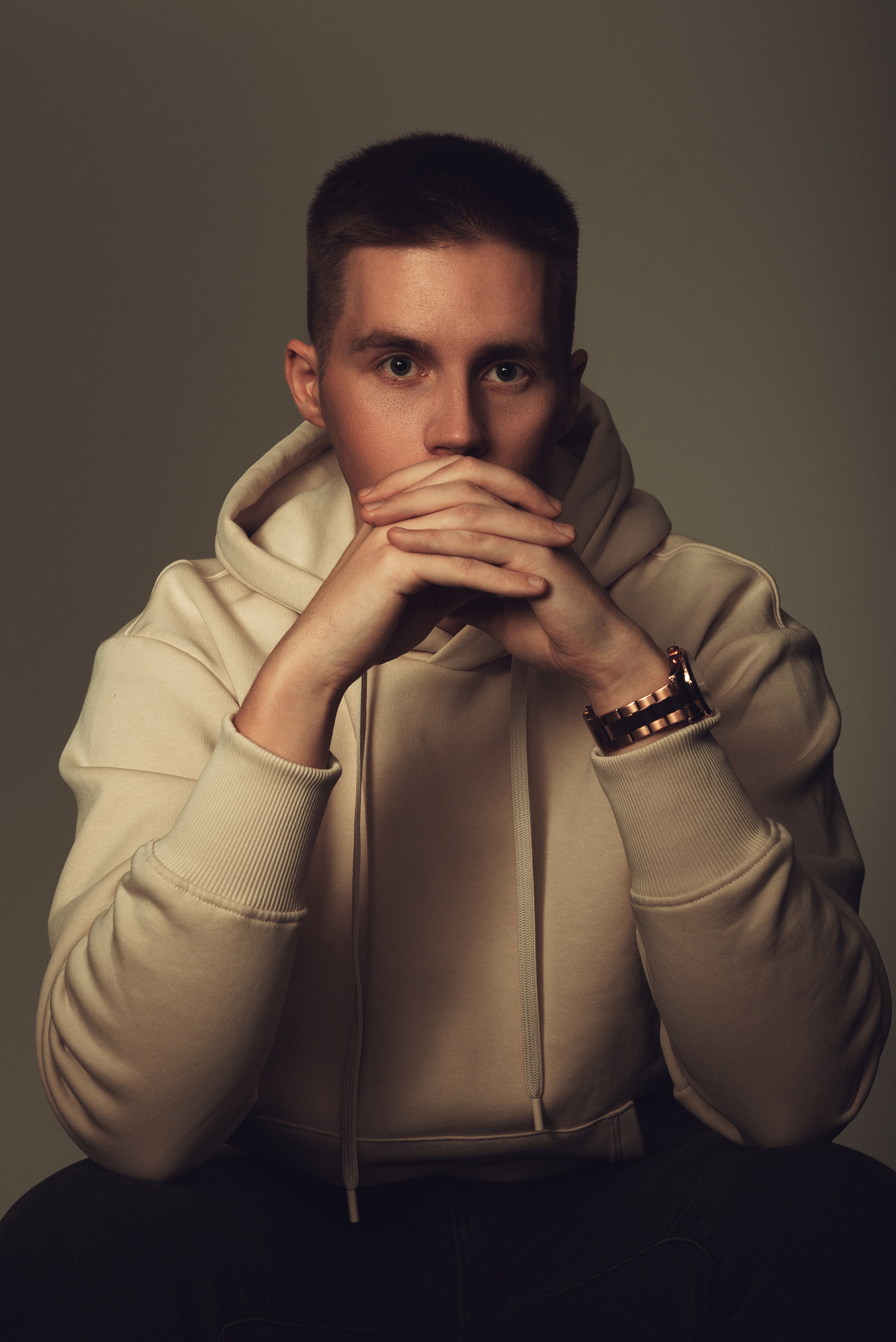 Профессиональная мужская портретная съемка в Гуанчжоу, стильные и выразительные фотографии для личных и бизнес-целей.