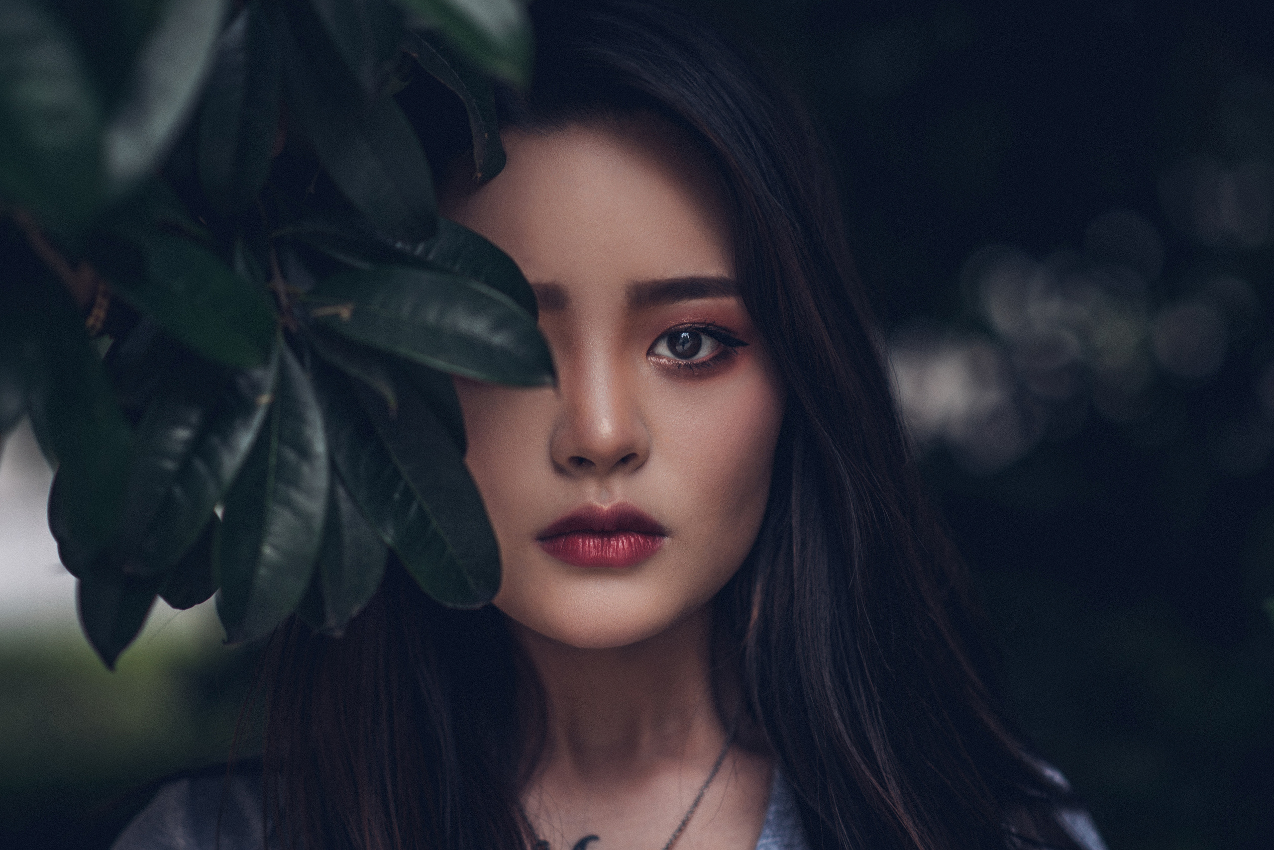 Профессиональная женская портретная съемка в Гуанчжоу, включая студийные и уличные фотографии, с акцентом на индивидуальность, стиль и эмоции. Идеально для социальных сетей, личных проектов, резюме и бизнеса.