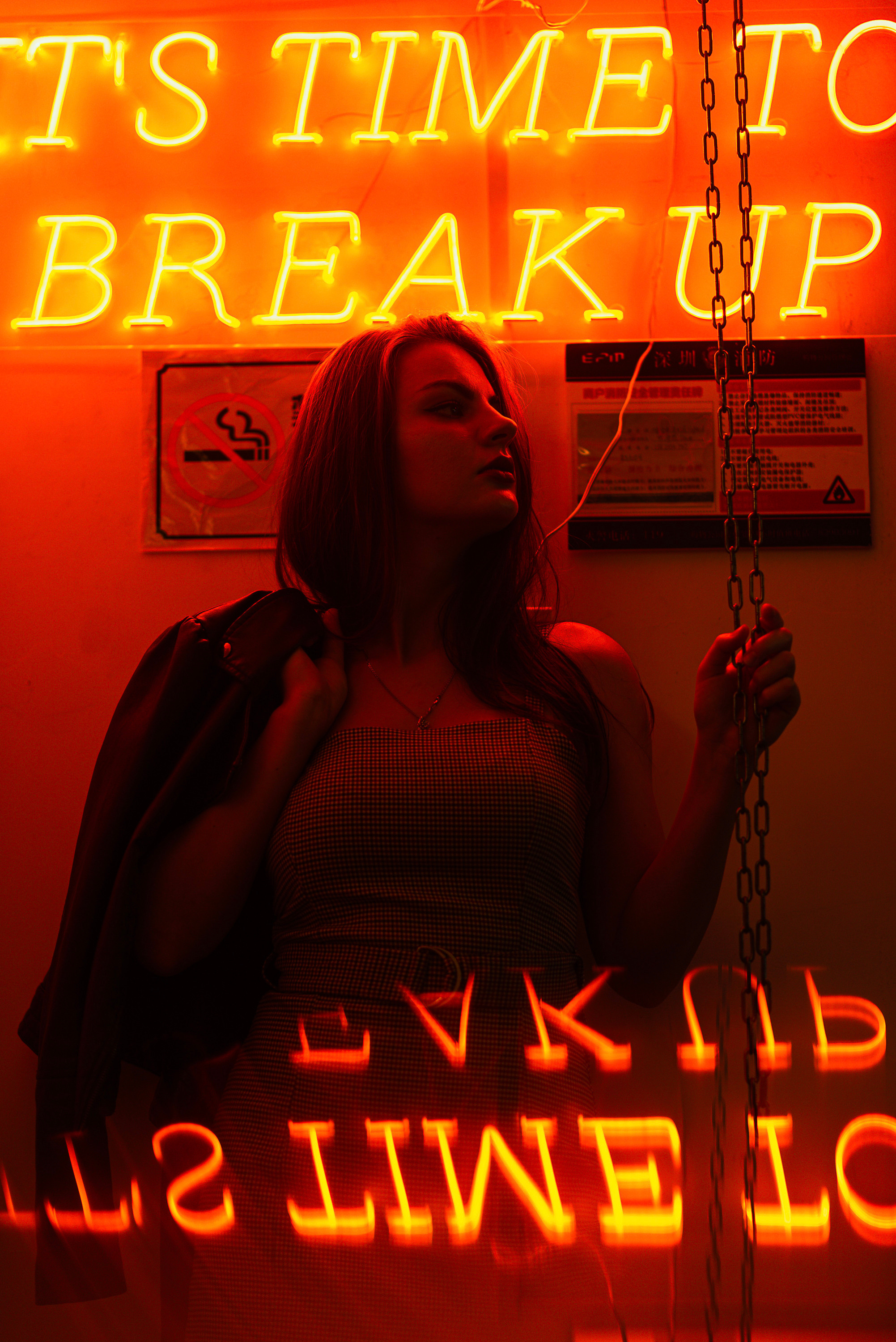 Профессиональная женская портретная съемка в Гуанчжоу, включая студийные и уличные фотографии, с акцентом на индивидуальность, стиль и эмоции. Идеально для социальных сетей, личных проектов, резюме и бизнеса.