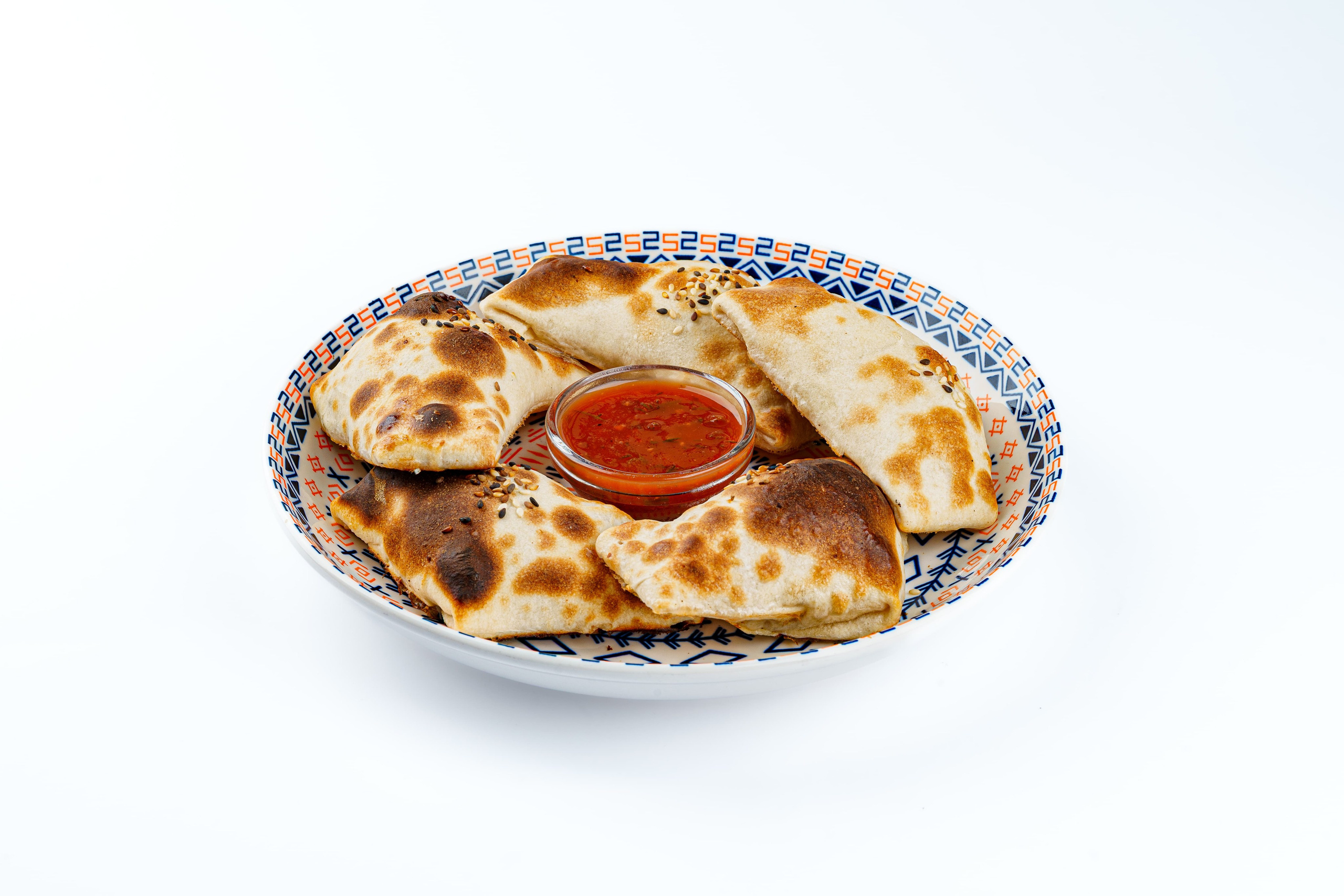Чуду с мясной начинкой и соусом, традиционное блюдо кавказской кухни, профессиональная фуд-фотография.