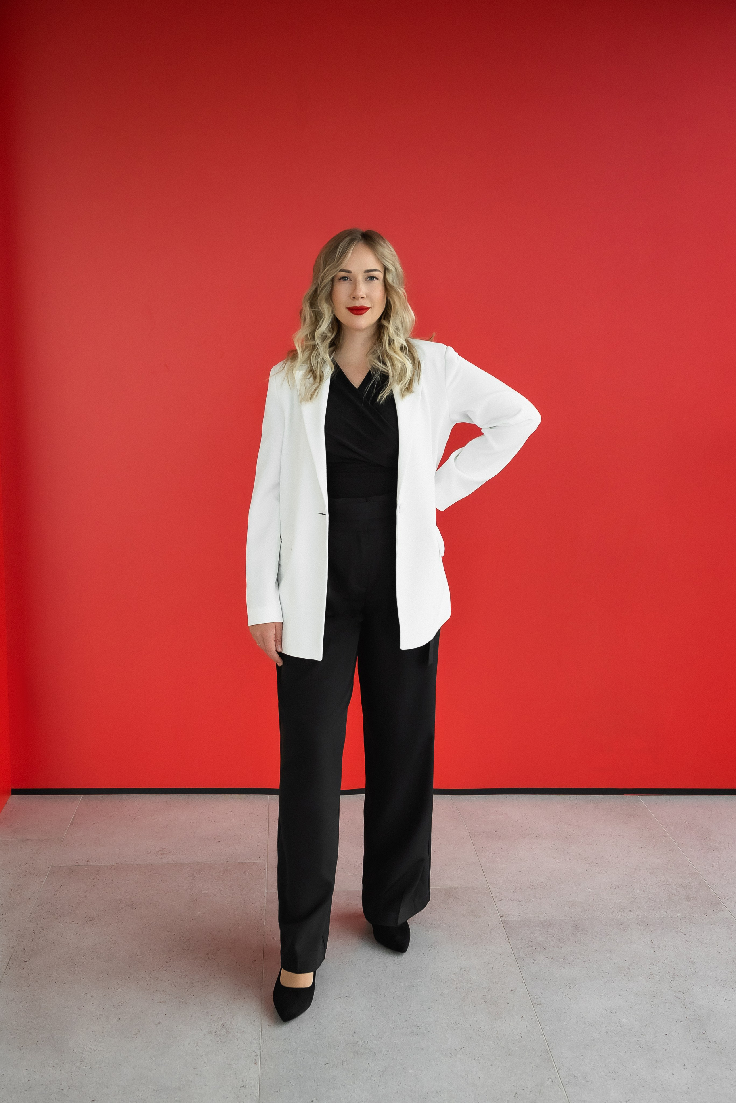 Портрет на красном фоне. КОНТЕНТ | БРЕНД фотограф Санкт-Петербург — Жанна Олтаржевская
