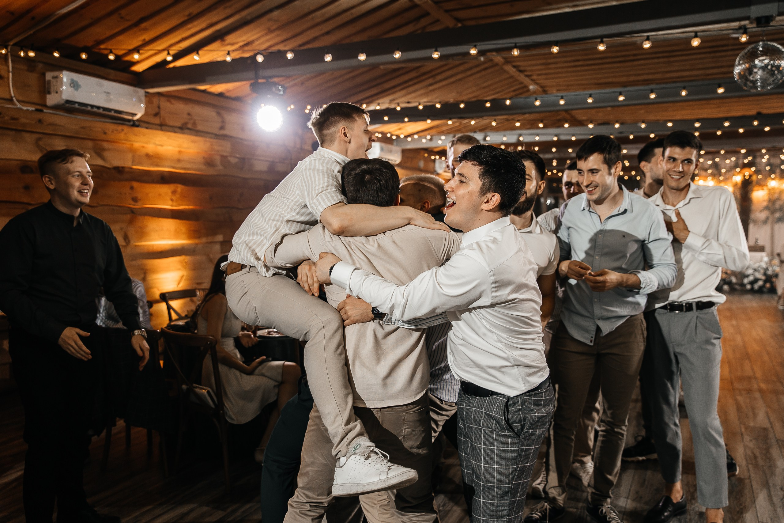 Здравствуйте! Я&nbsp;свадебный фотограф из&nbsp;Ульяновска, работаю в&nbsp;том числе по&nbsp;всей России и&nbsp;с&nbsp;выездом за&nbsp;границу. Снимаю свадьбы, lovestory, корпоративы, светский репортаж. Провожу обучение по&nbsp;фотографии, мастер-классы и&nbsp;воркшопы для других фотографов.