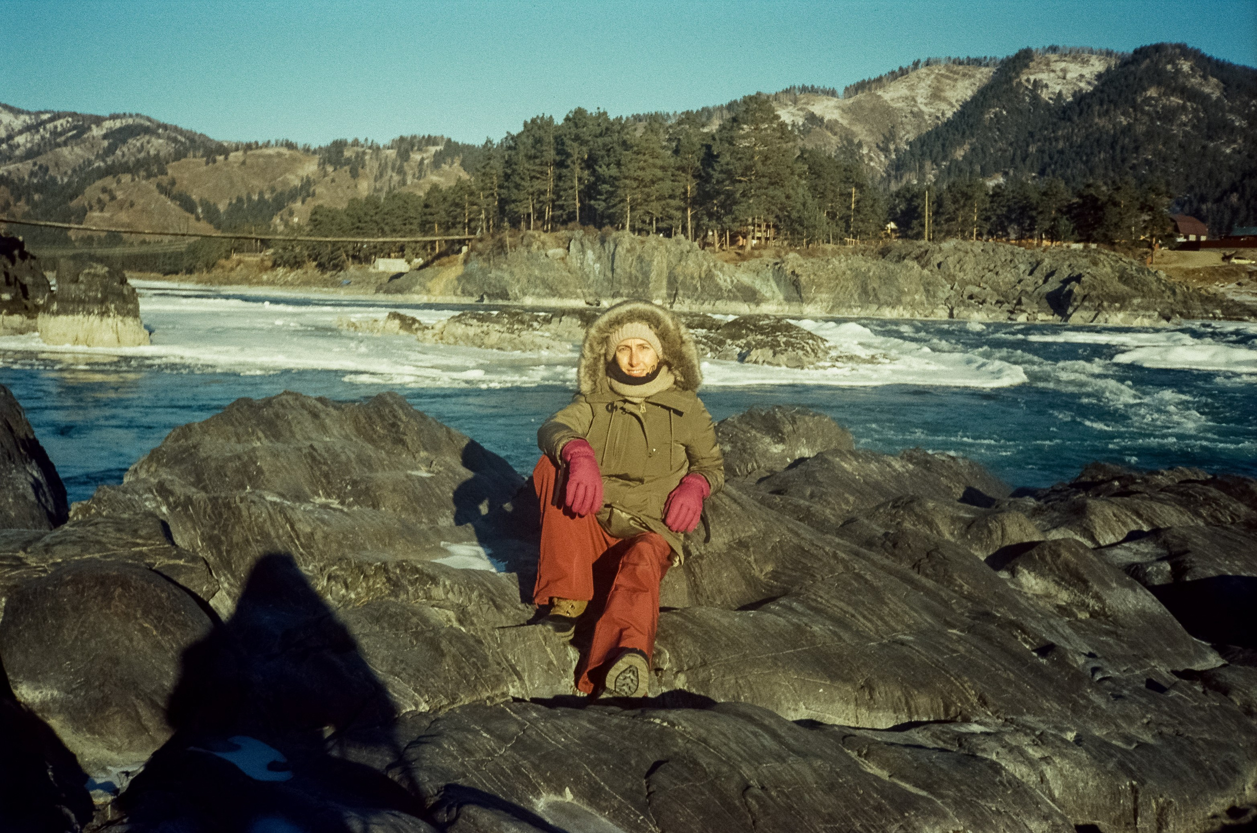 Мост над скалами Зубы Дракона и яркая синева зимней Катуни. Фотограф-документалист Мария Осокина