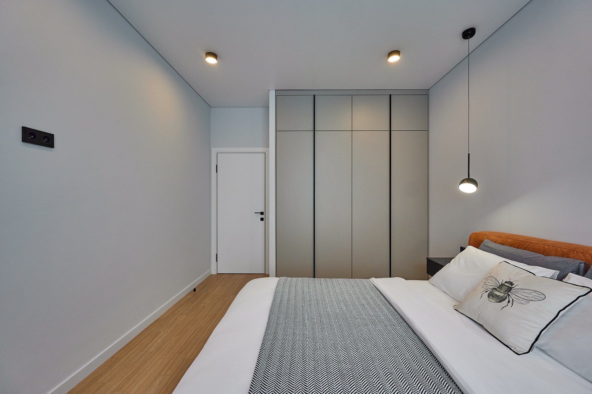 комната серые оттенки серый шкаф серые стены серые шторы