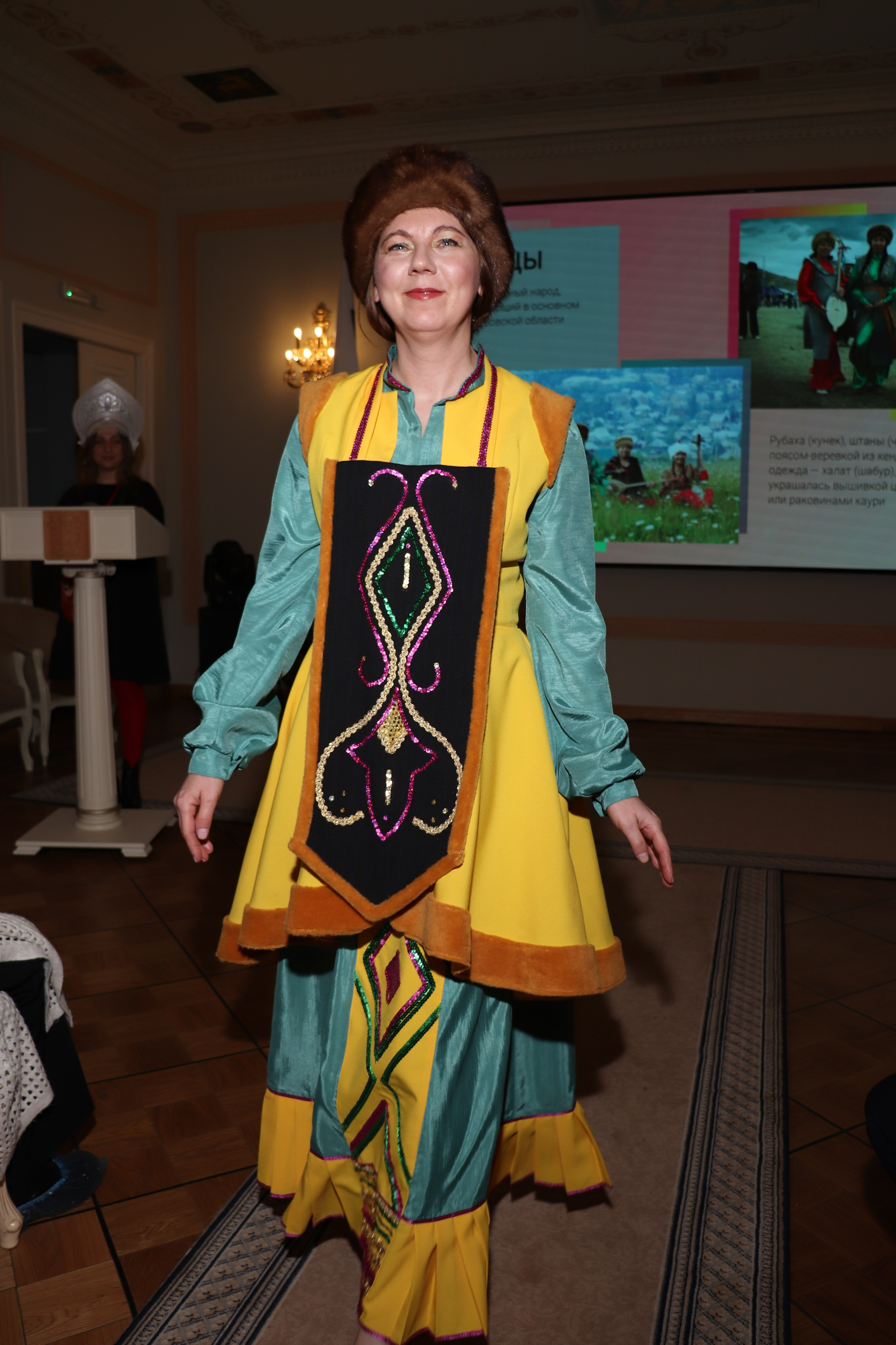 Показ-дефиле «КУЛЬТУРНЫЙ КОД В ОБРАЗЕ» от РОО «Сибирское землячество в Санкт-Петербурге» (6 марта 2025). Ивентный фотограф в Санкт-Петербурге Олег Комков