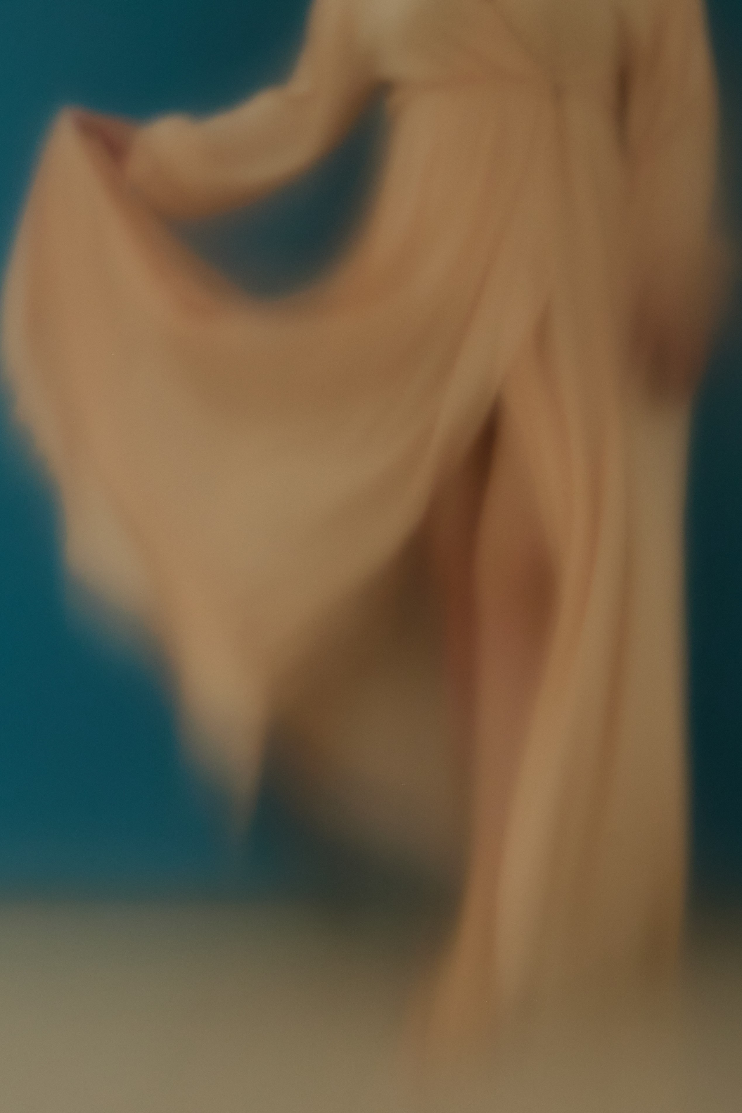 необычная фотосессия в студии, женская портретная фотосессия в Москве, фотосессия в платье