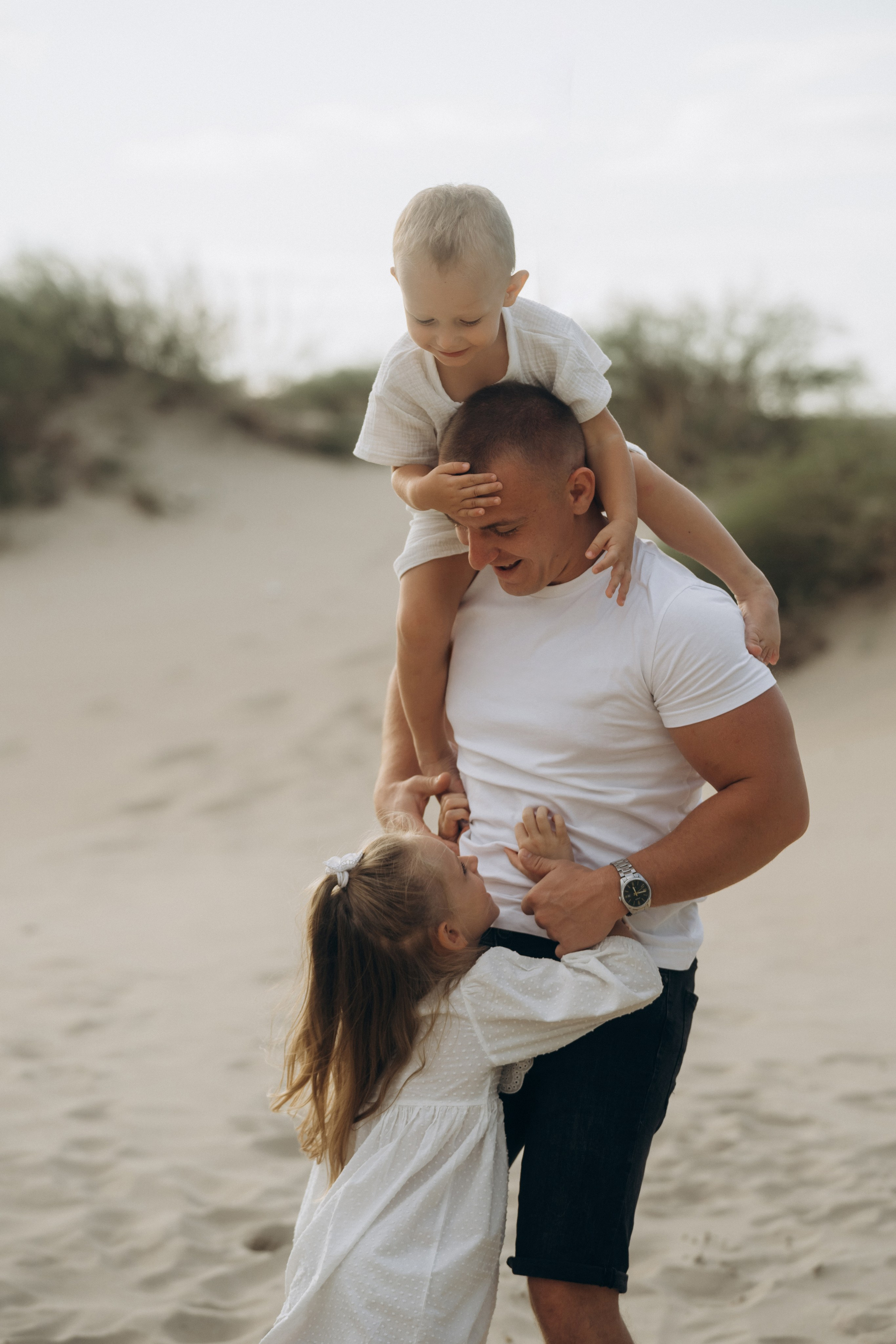 Кучугурские эмоции: вся семья дружно кричит "Сыр!" перед прыжком через волну, фотограф Кучугуры