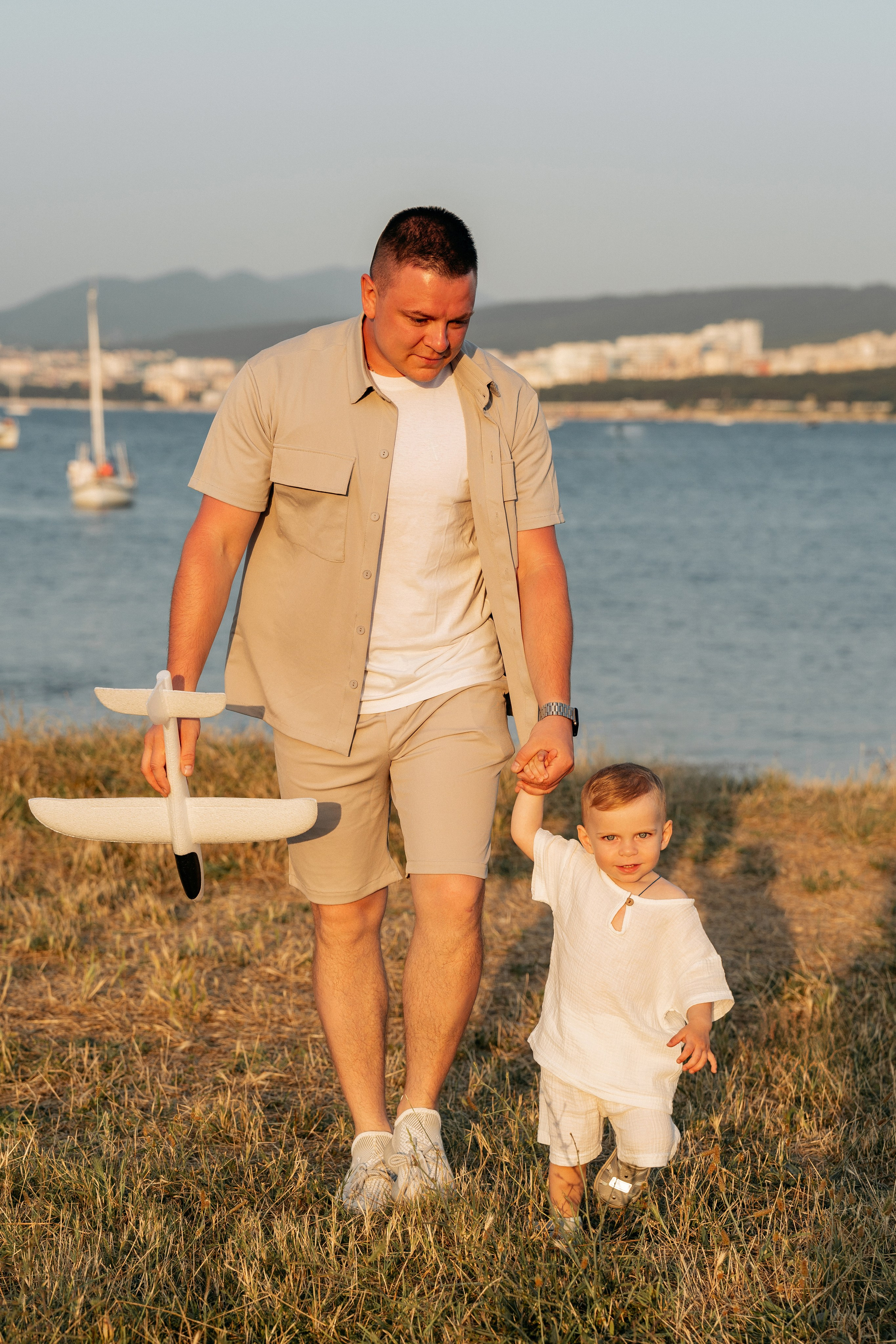 Семейный альбом в морском стиле: фотосессия у воды в Геленджике