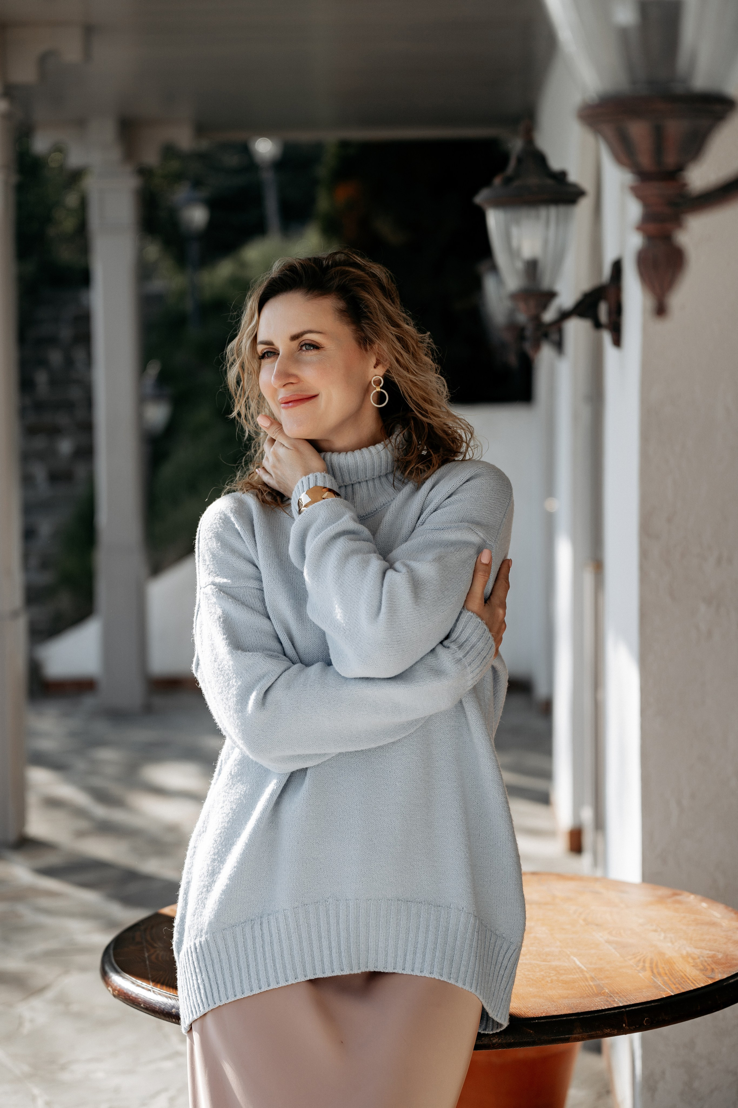 Портретный снимок девушки, кадр был сделан возле ресторана Вила Роз 