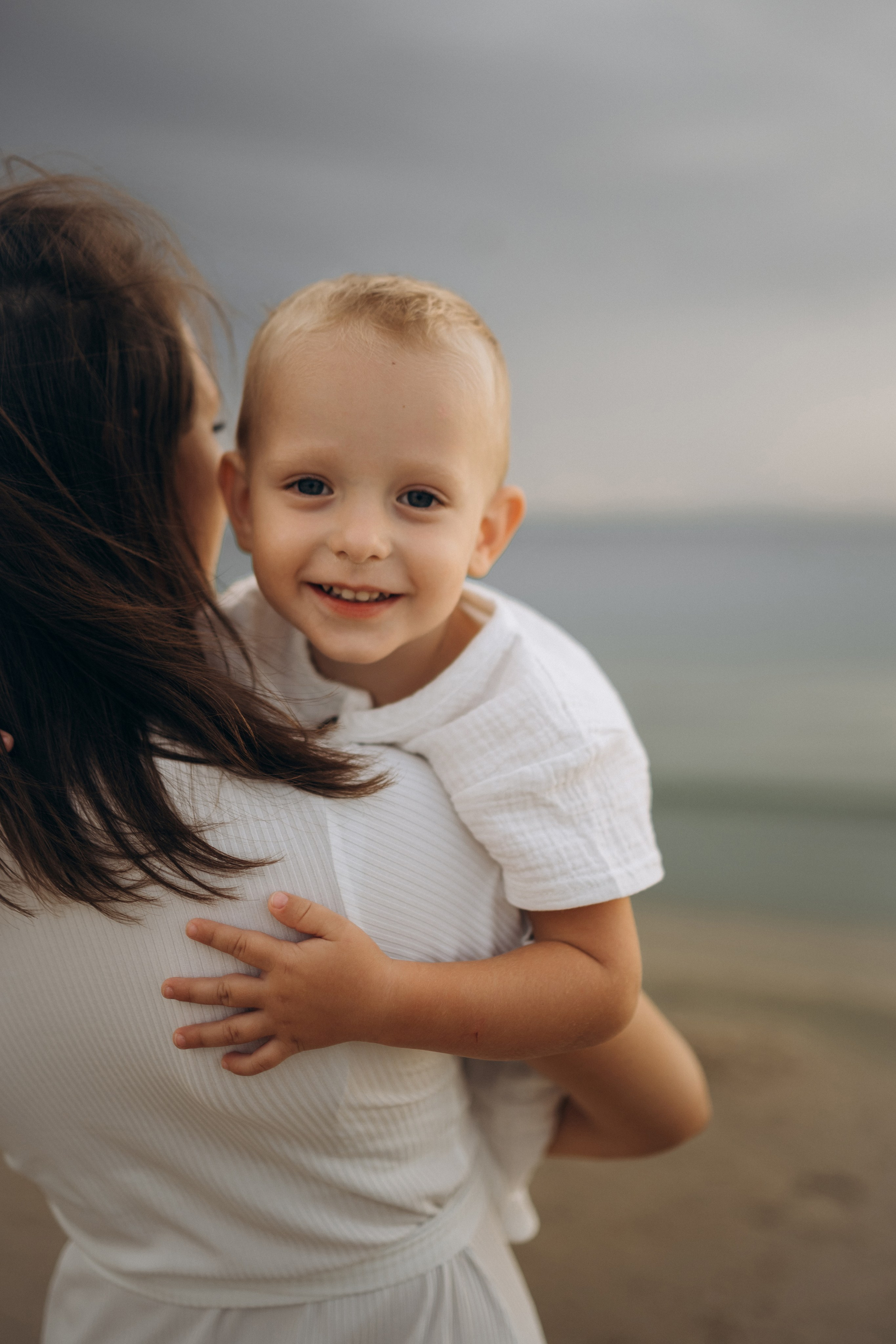 Геленджикская забава: фотосессия с гигантским надувным лебедем в бирюзовой воде, фотограф Геленджик