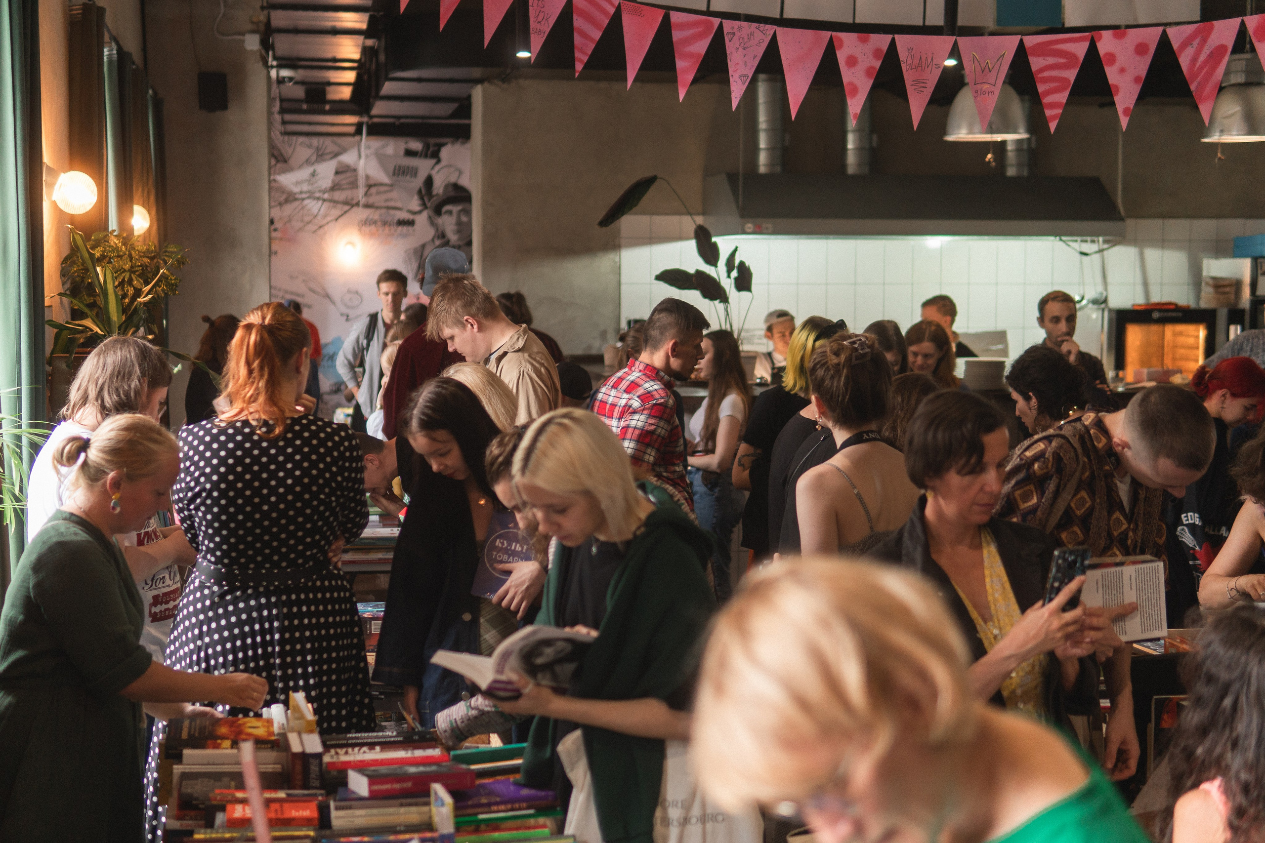 Благотворительный книжный маркет «ФОНАРЬ». Портретный и репортажный фотограф в Воронеже: Анастасия Пузикова