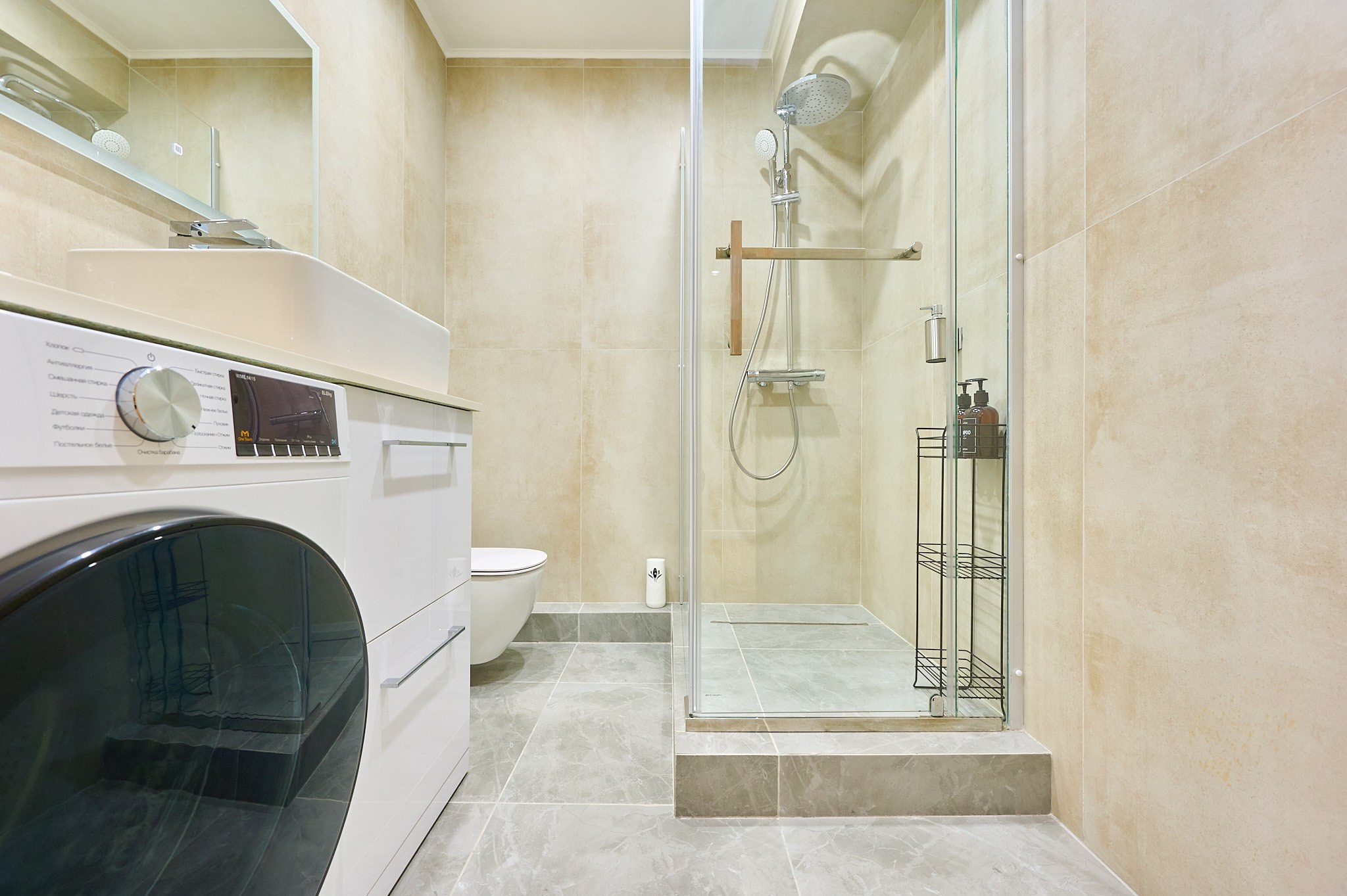бежевые плитки ванная комната душевая кабина со стиралкой 
