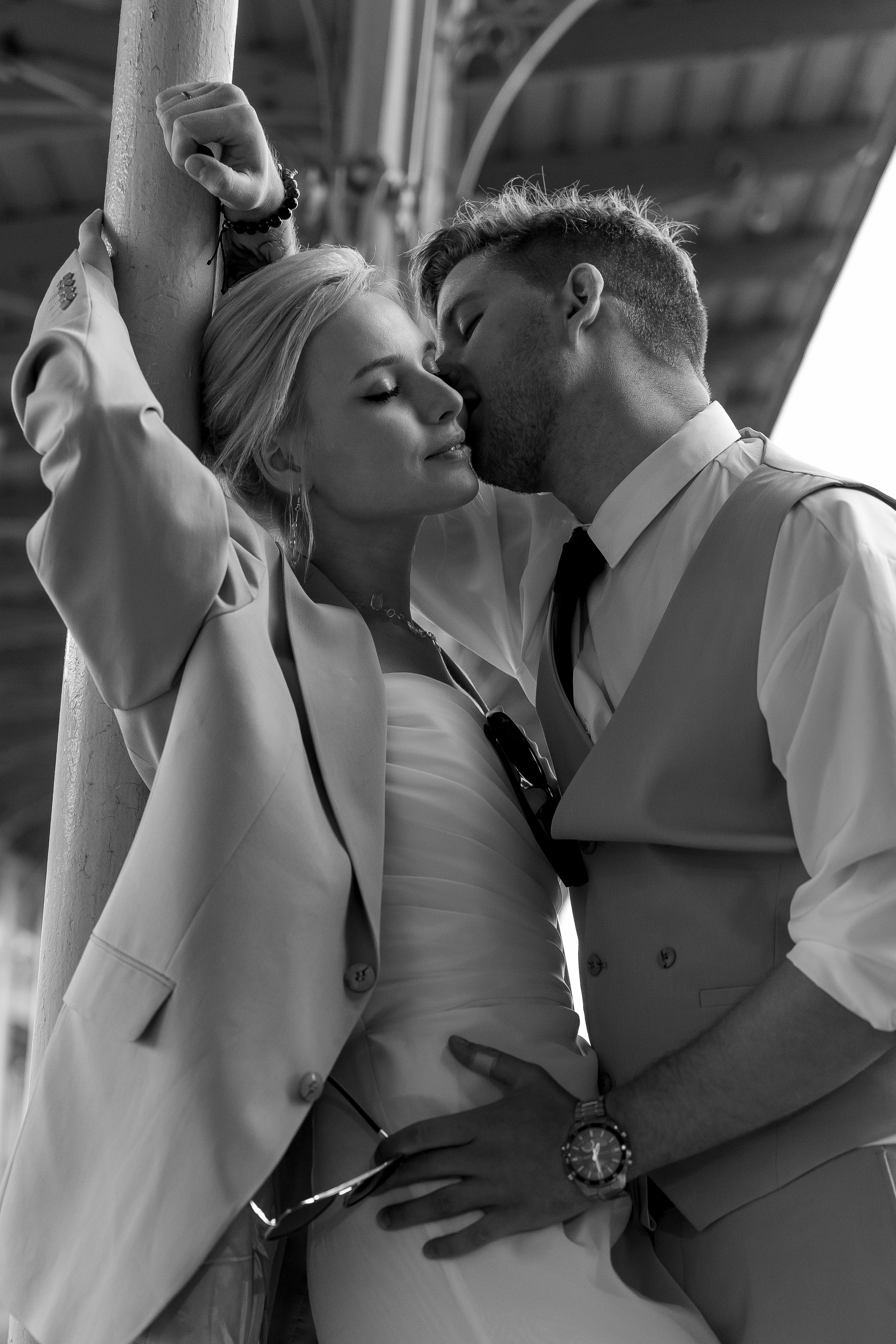 Свадьба в Санкт-Петербурге, фотосессия на прогулке, Крупный портрет невесты и жениха, поцелуи.