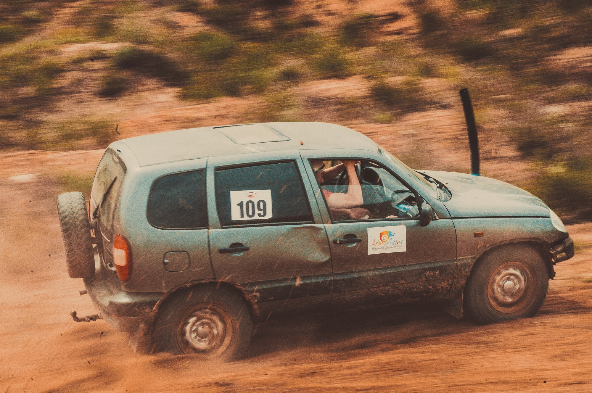 Автомобиль мчится на трассе трофи рейда