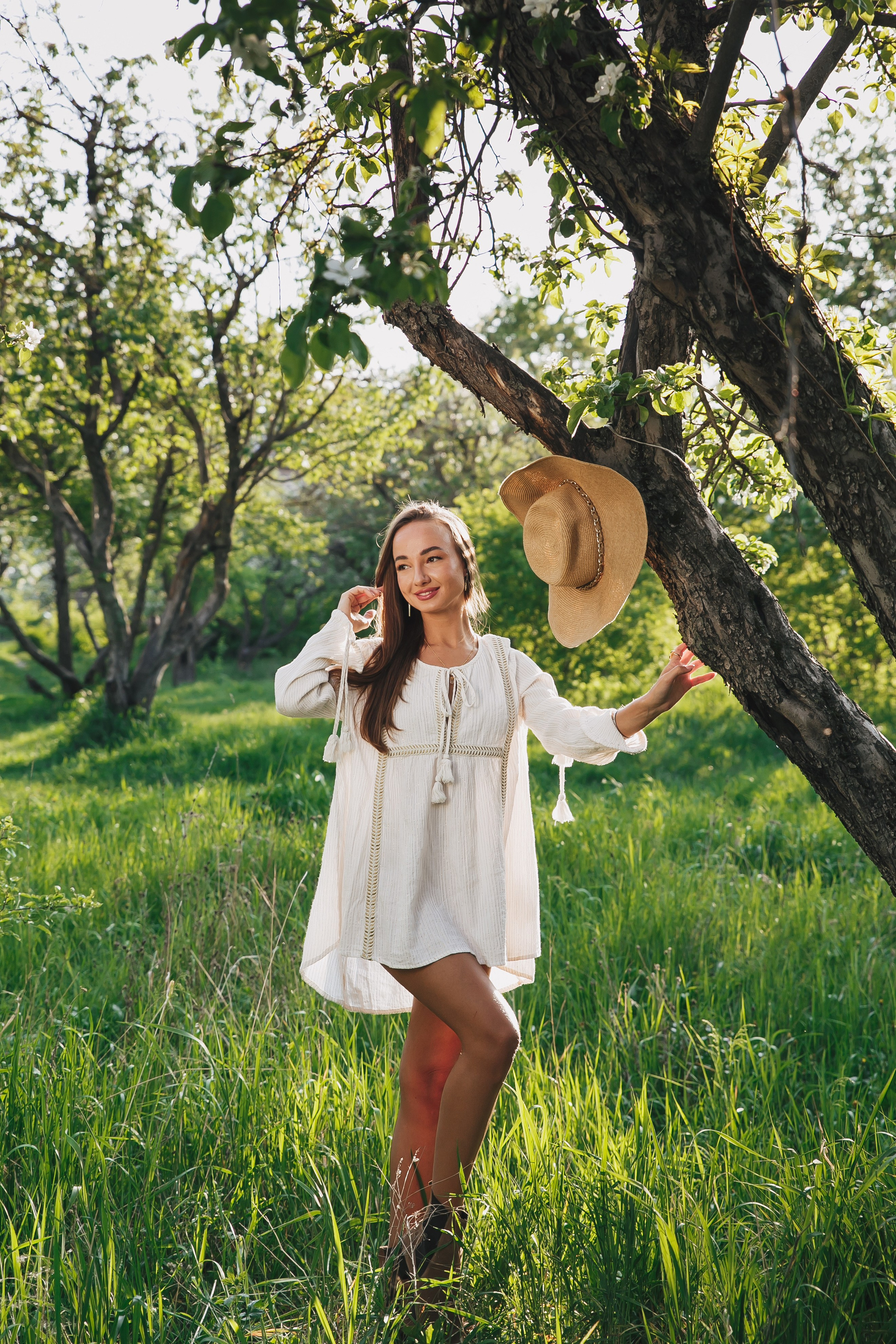 Портретная фотосессия красивой девушки в цветущем яблоневом саду. Свадебный и портретный фотограф в Липецке, Ельце, Воронеже, Москве, Тамбове 