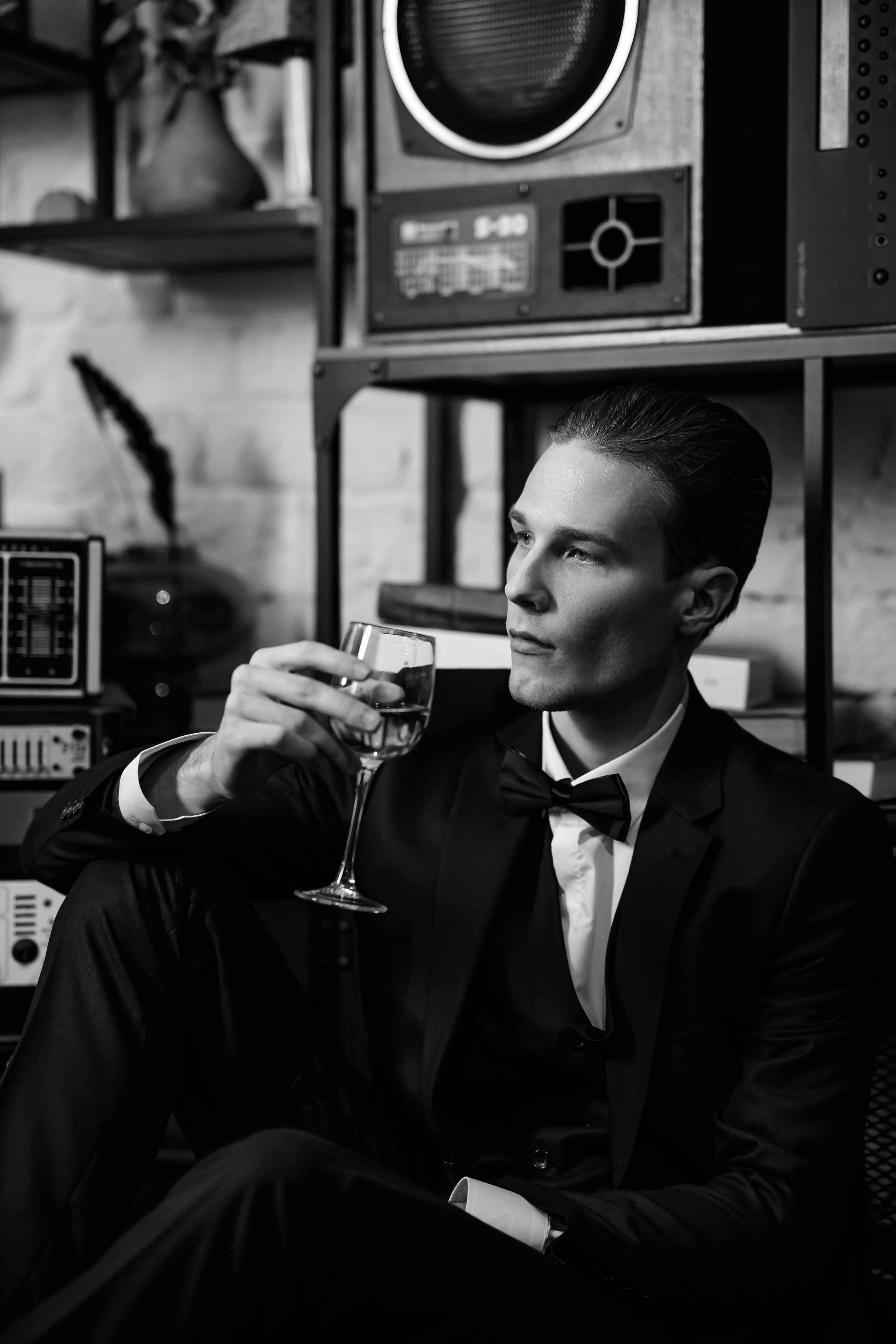 Студийная мужская фотосессия в нуарном стиле