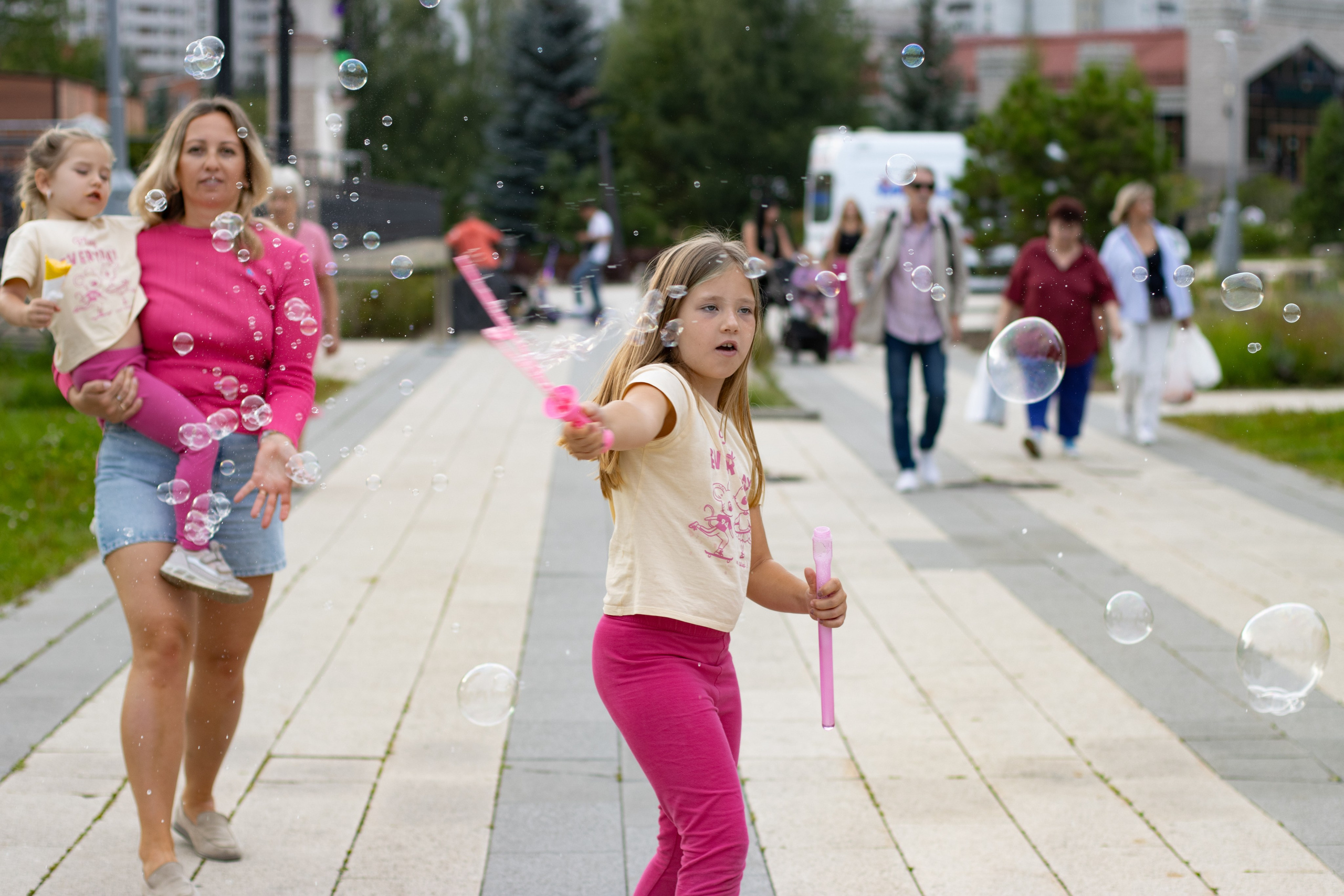 Две сестрички в парке. Главная