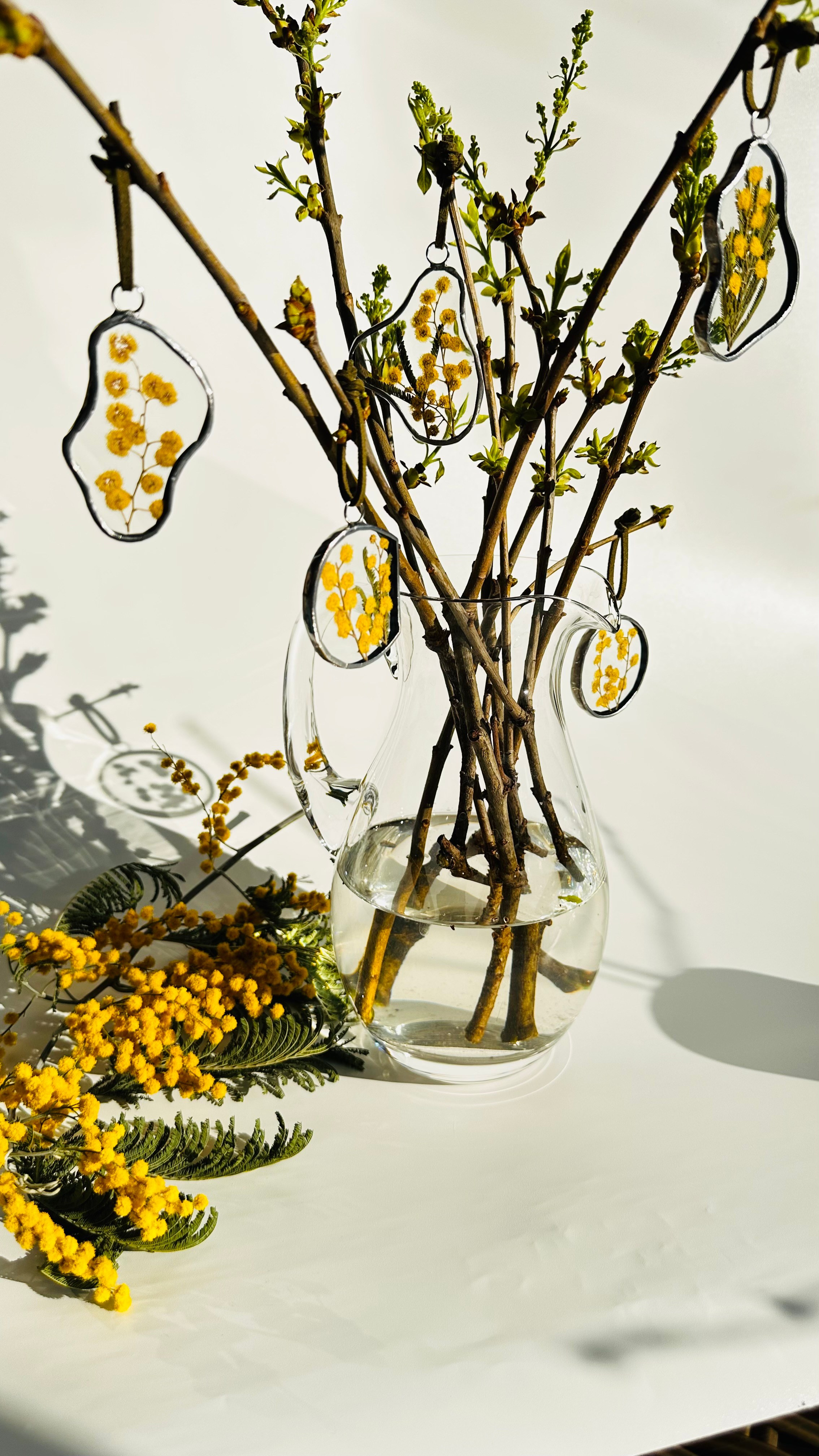 Декор для интерьера (комплект украшений для дома) подвески-игрушки с мимозой в технике тиффани. Гербарий в стекле, интерьерные панно, витражи с сухоцветами в технике тиффани