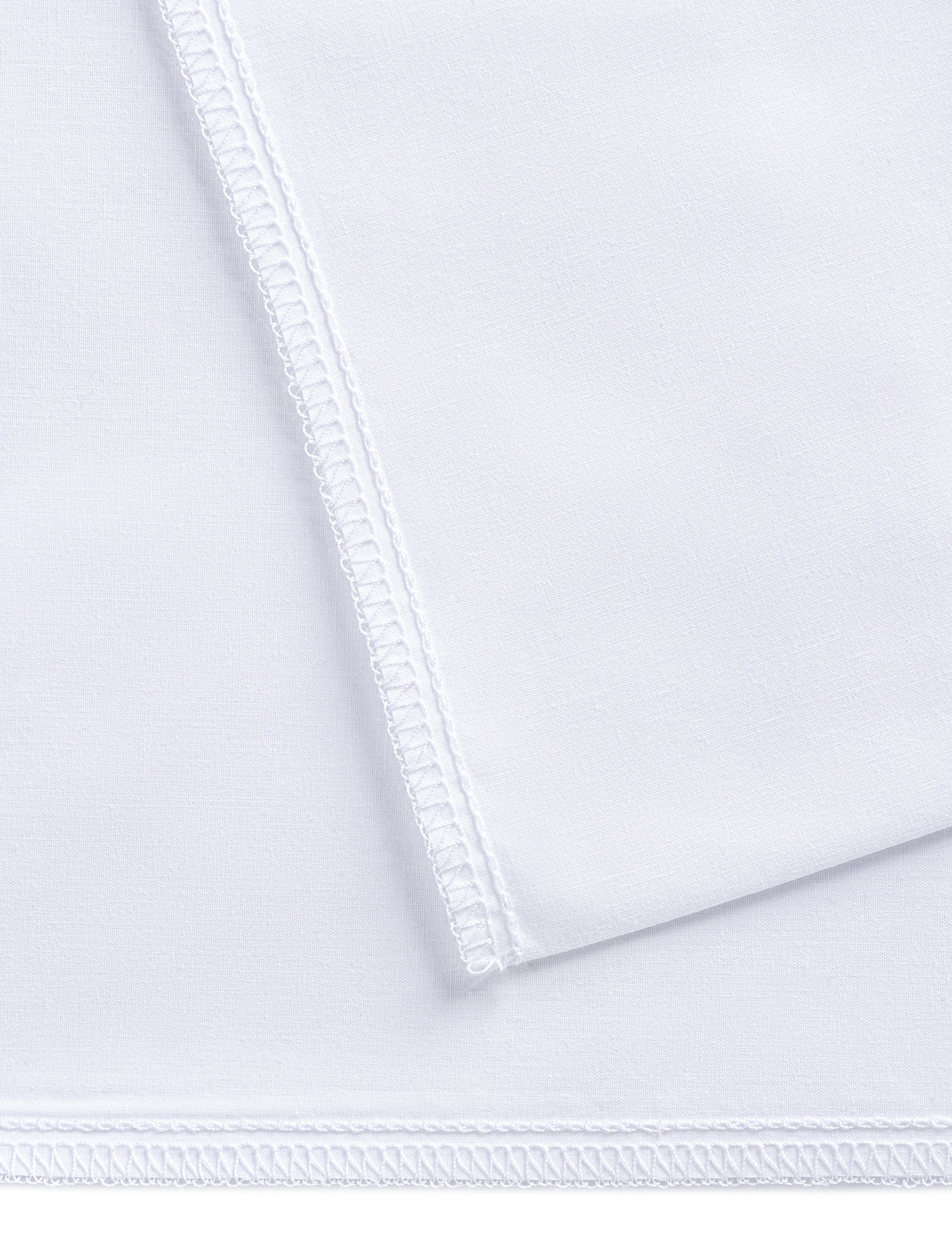 Детализация швов на белом пододеяльнике | Фото для рекламных материалов