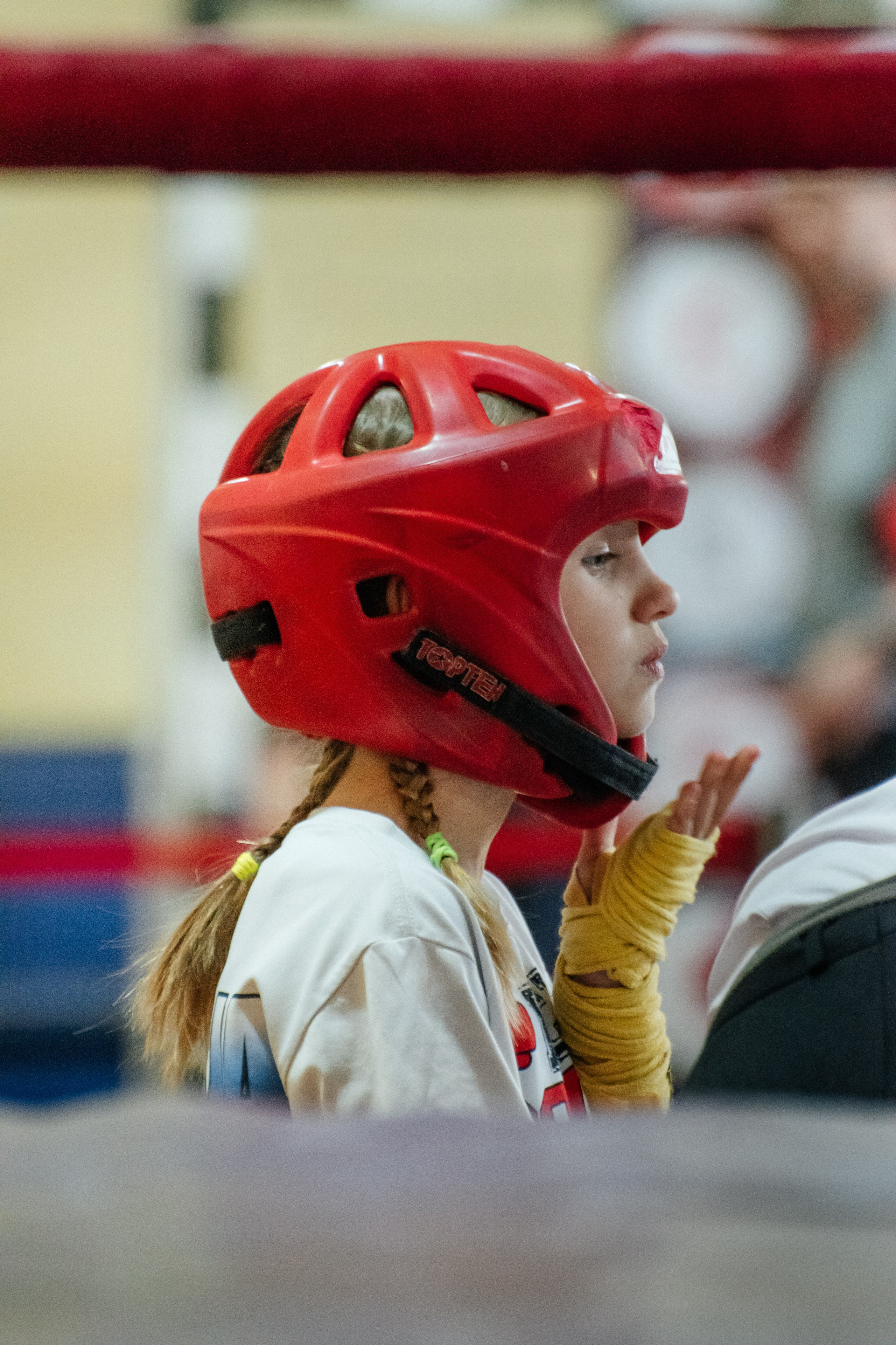 Девочка надевает защитный шлем для боев