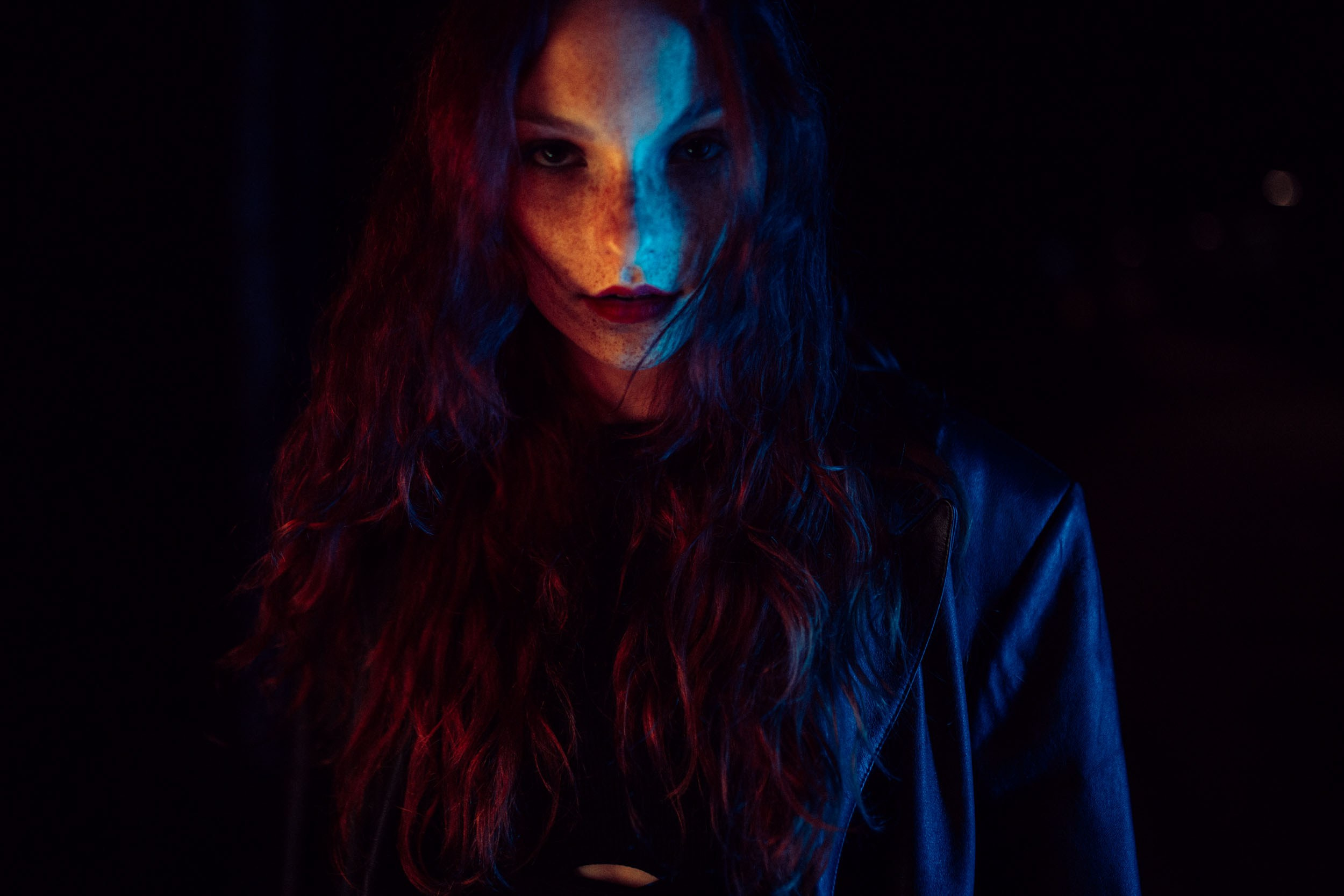 Темный женский силуэт на фоне дыма