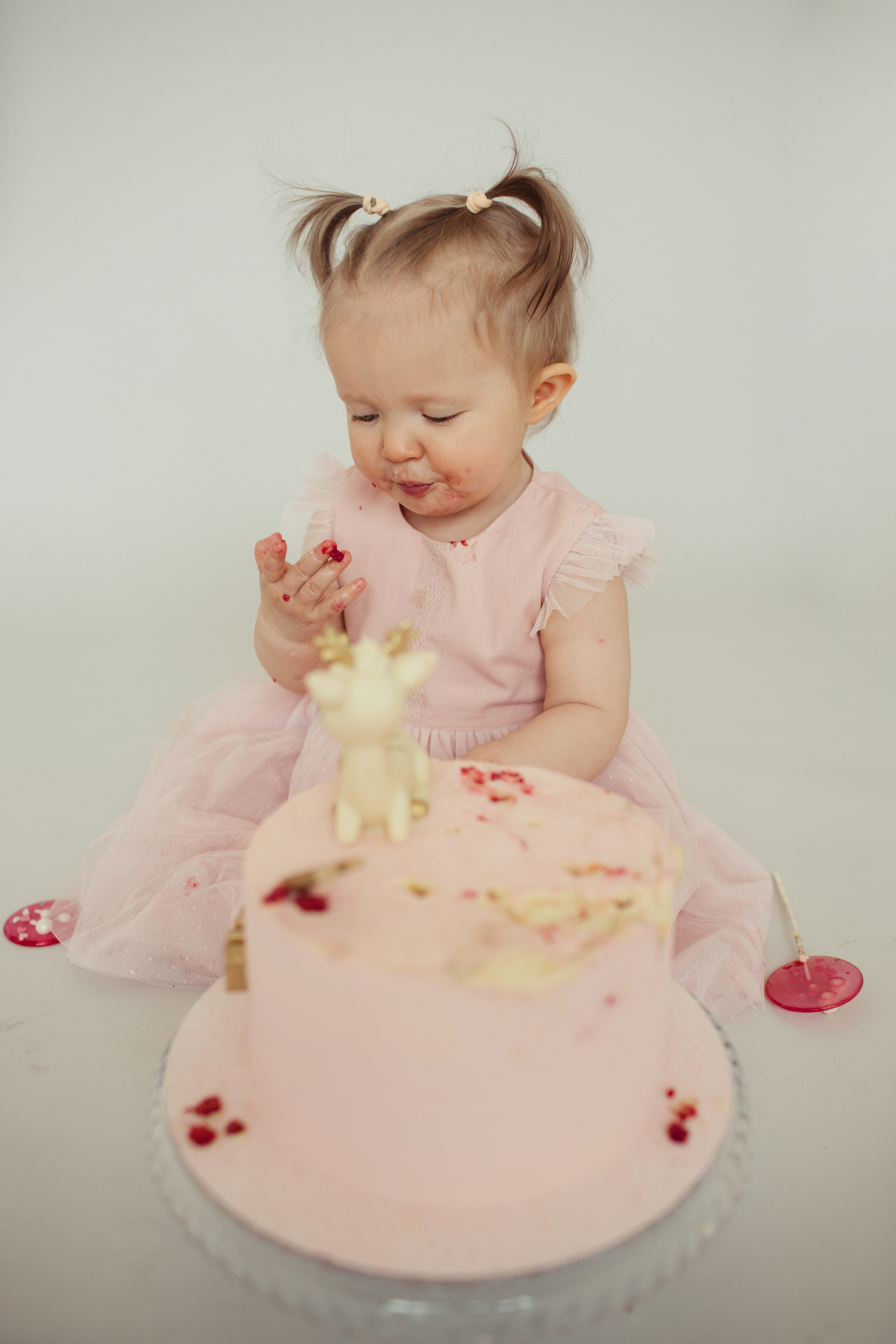 Таисия крушение тортика. Детский фотограф, фотограф на детский праздник Екатерина Огарская