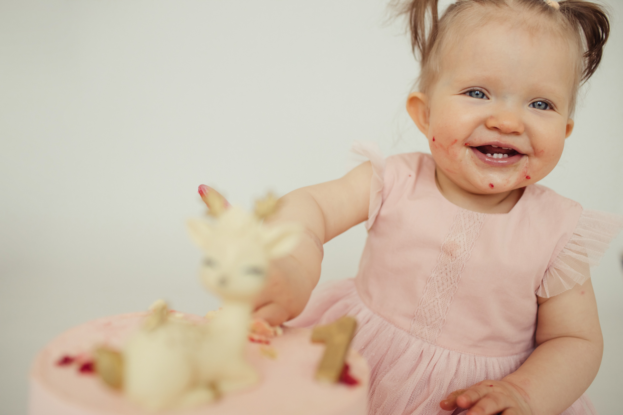 Таисия крушение тортика. Детский фотограф, фотограф на детский праздник Екатерина Огарская