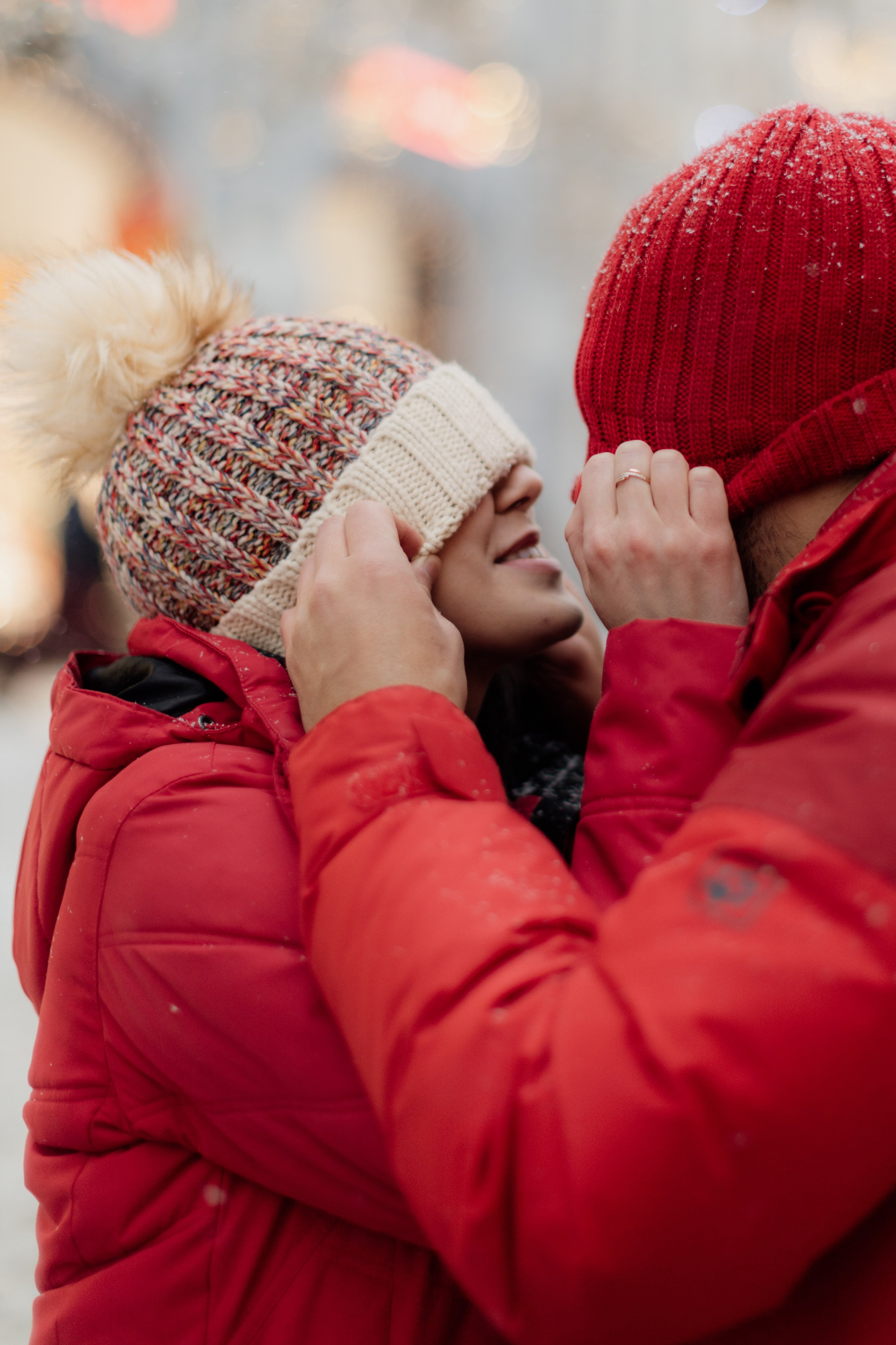 Фотосессия лавстори на новогодней ярмарке зимой на красной площади