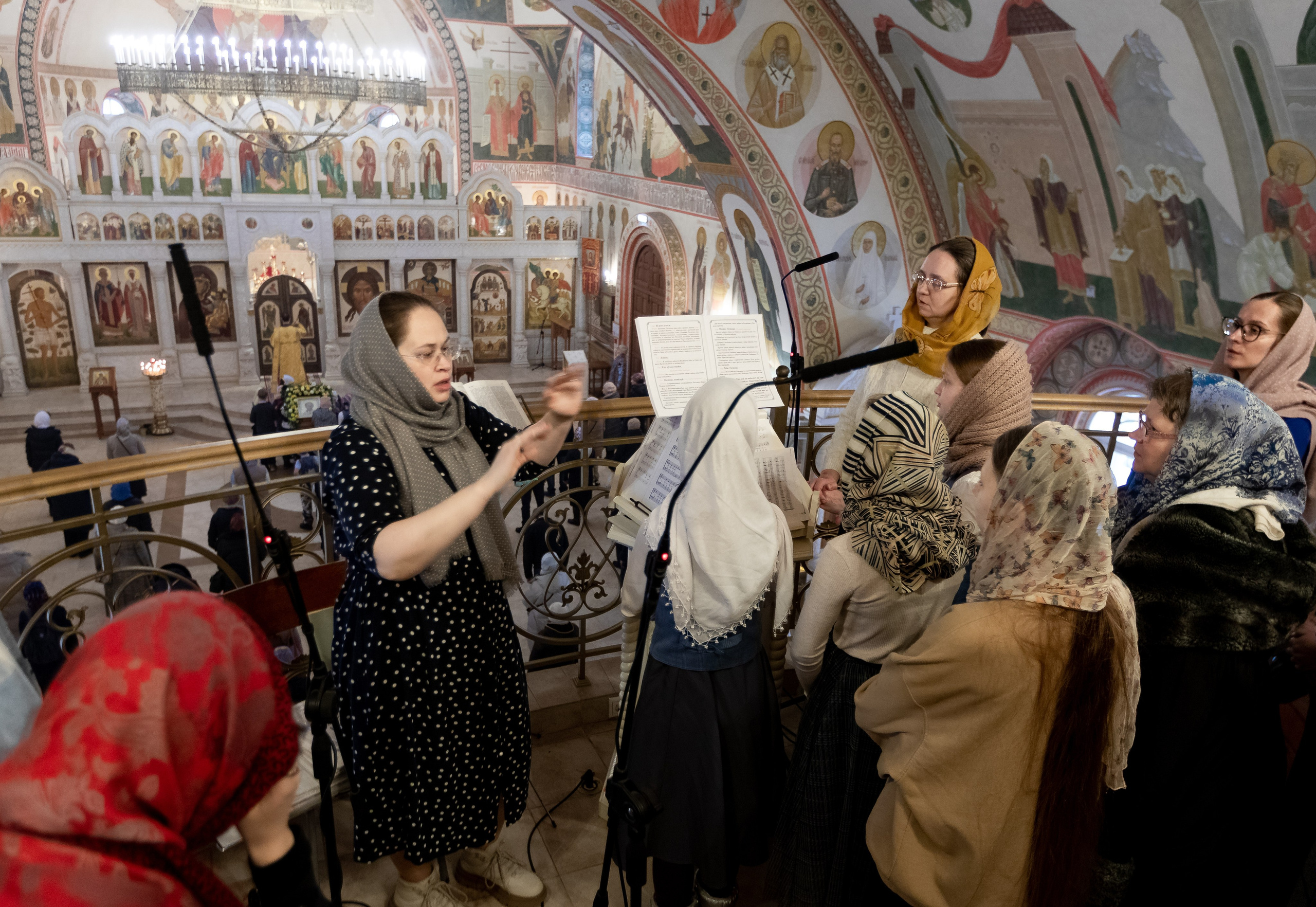 Праздничное богослужение Святителю Николаю 19 декабря. Интерьерный фотограф в Москве Роман Потапов