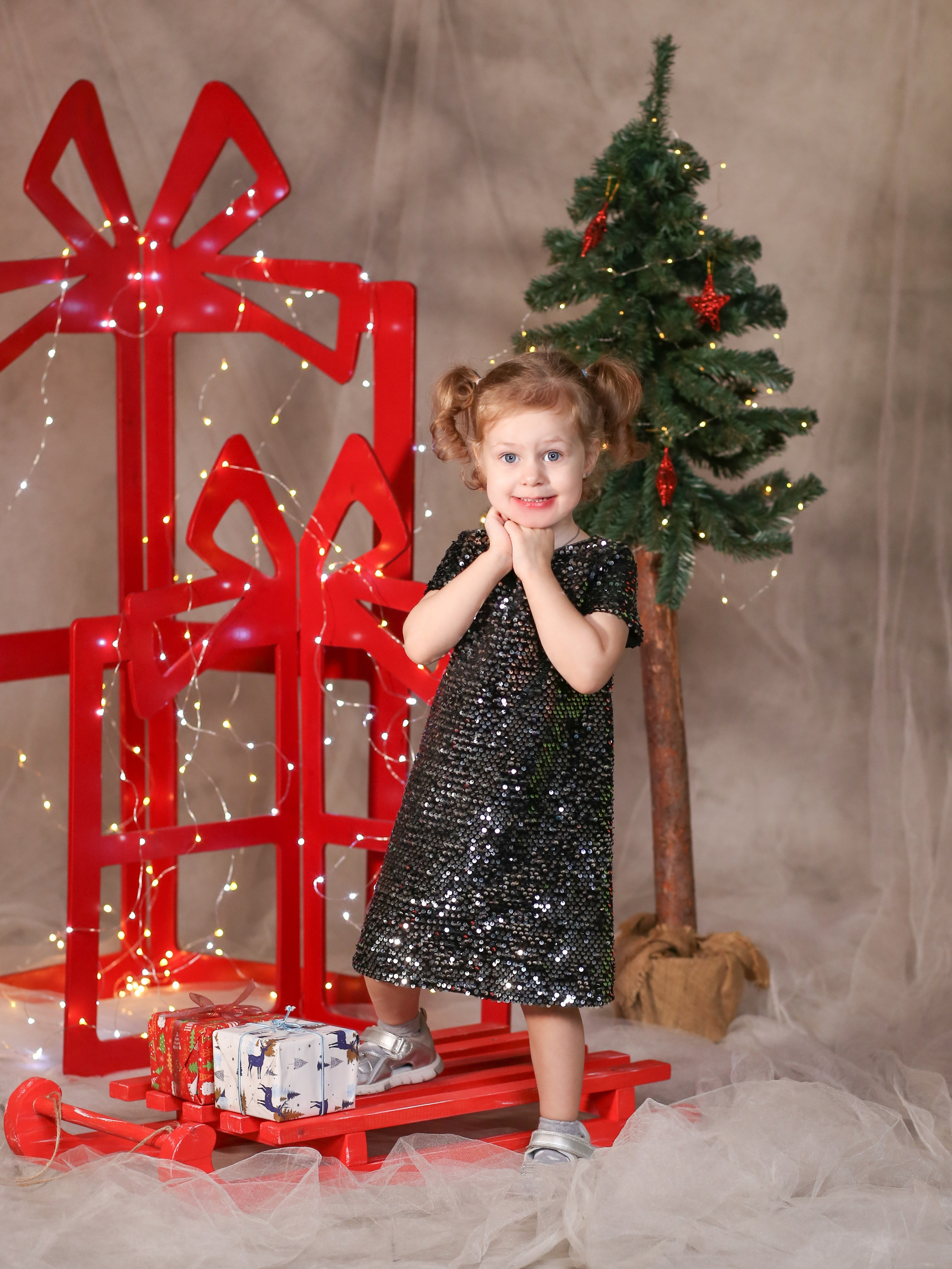 Общее фото в детском саду с выездным реквизитом в Тюмени. Выпускные альбомы в Тюмени для школ, садов, вузов спортивных секций