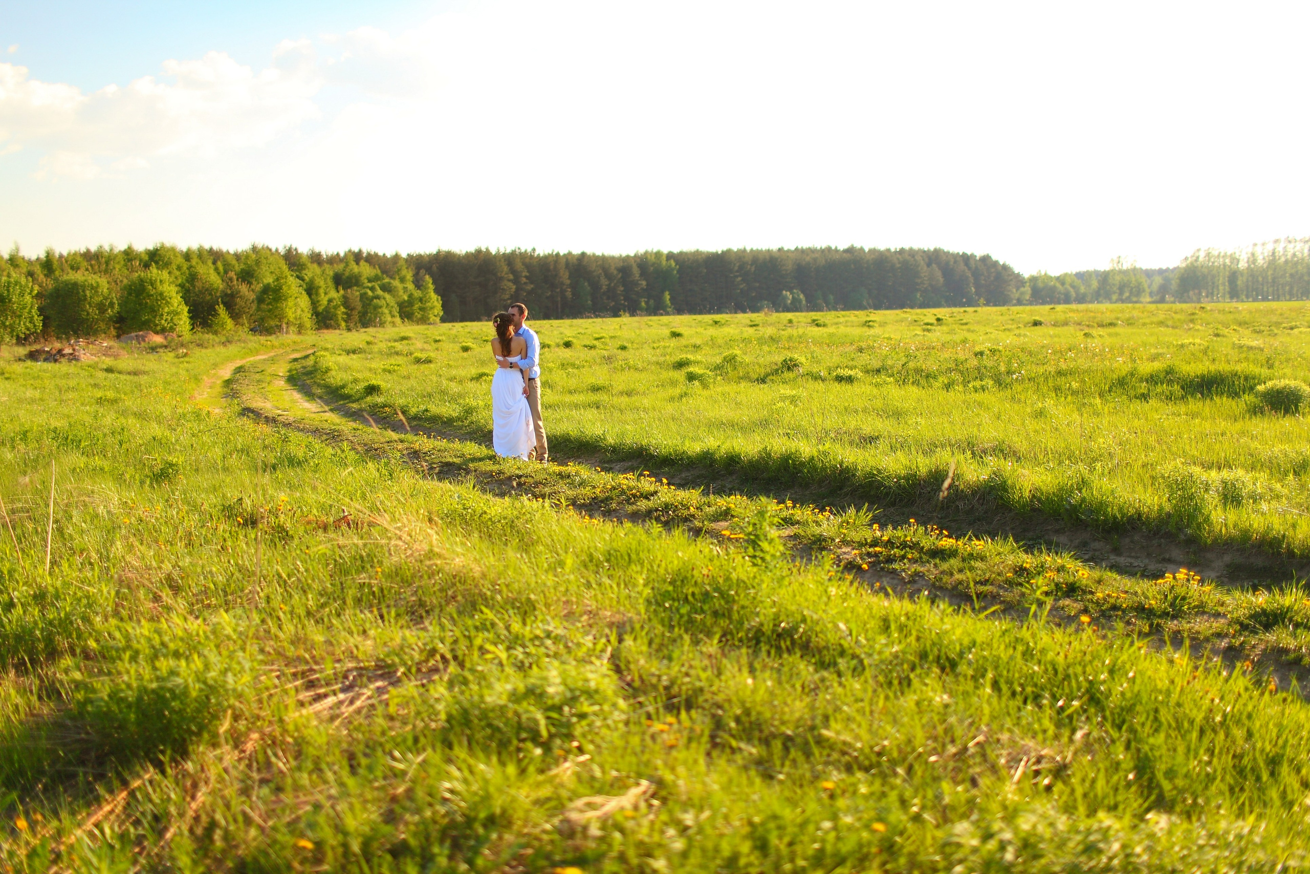 Душевная фотосессия пары в поле. Свадебный и репортажный фотограф в Ярославле и Санкт-Петербурге Роман Микрюков