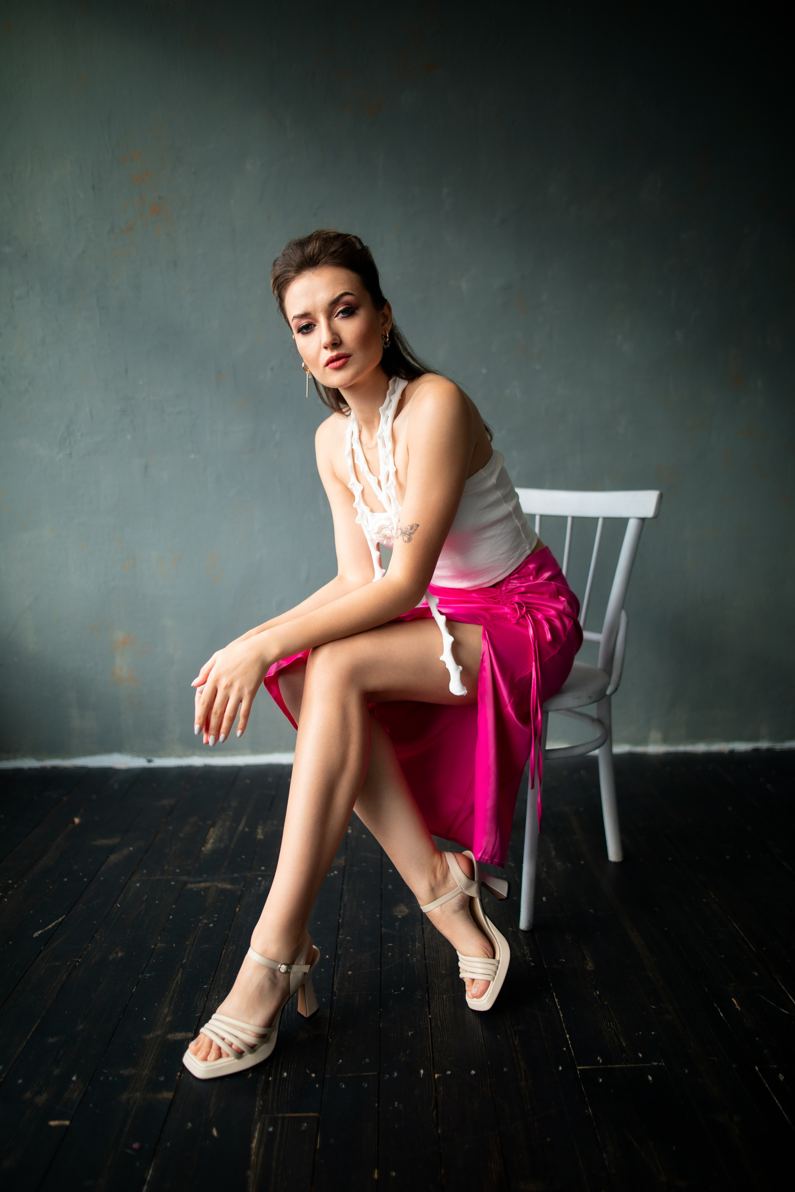 Студийный фотосет с Анастасией в минимальном интерьере в формате для «себя»