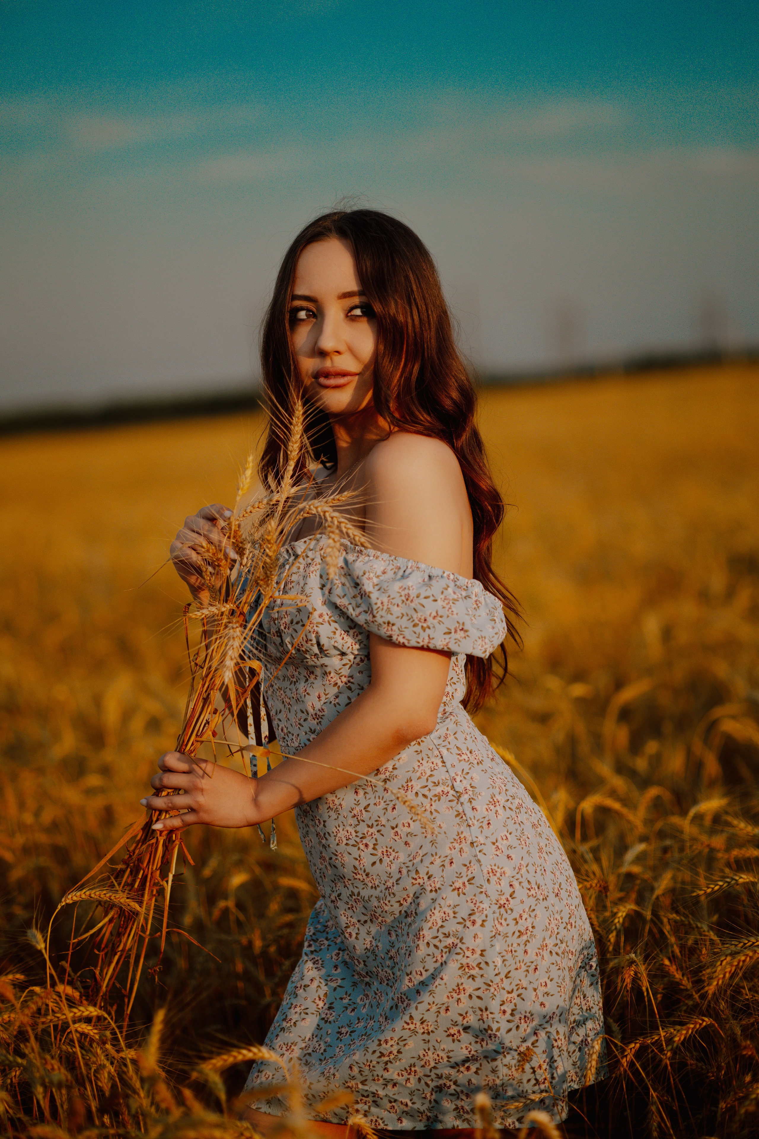 Фотосессия красивой девушки на природе