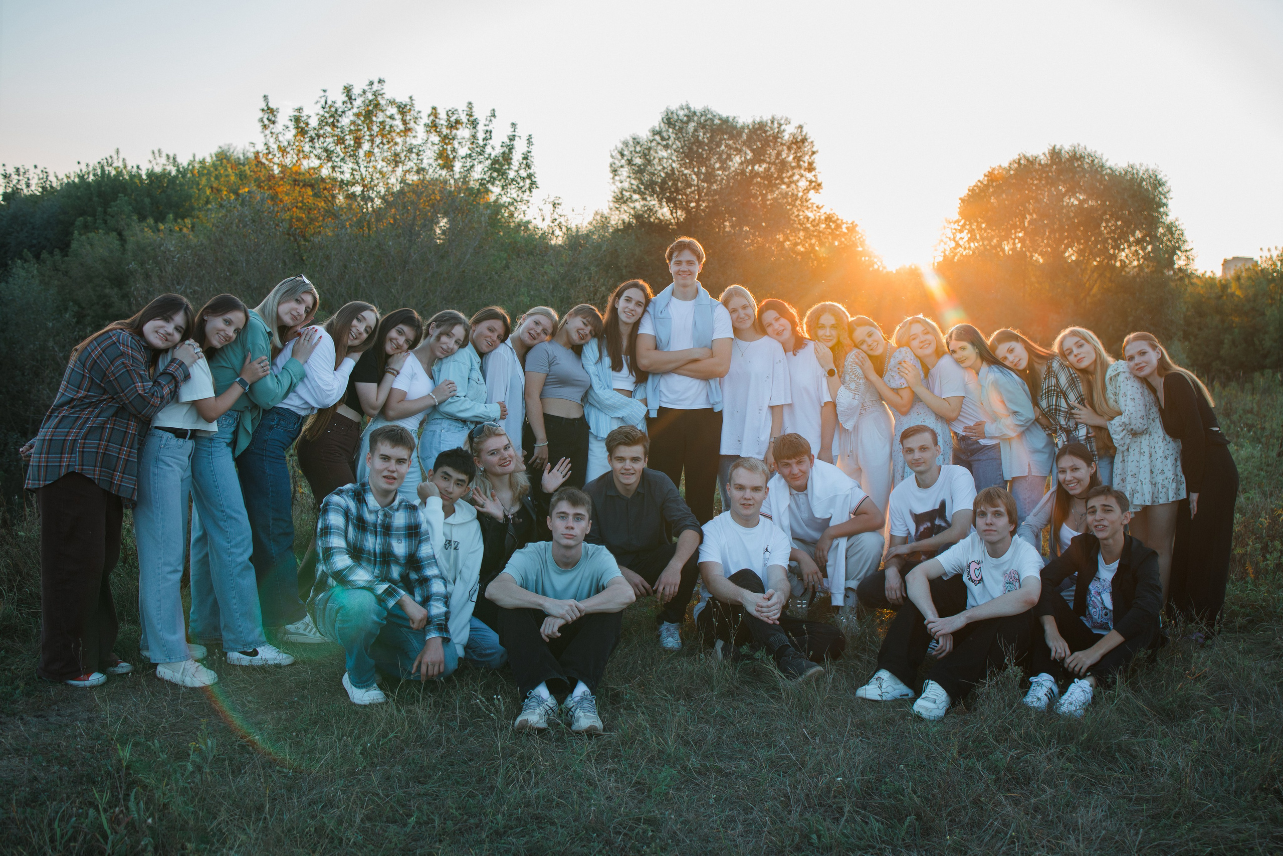 Прогулочная фотосессия на выпускной альбом с 11 классом в Серпухове. Выпускные альбомы в Серпухове