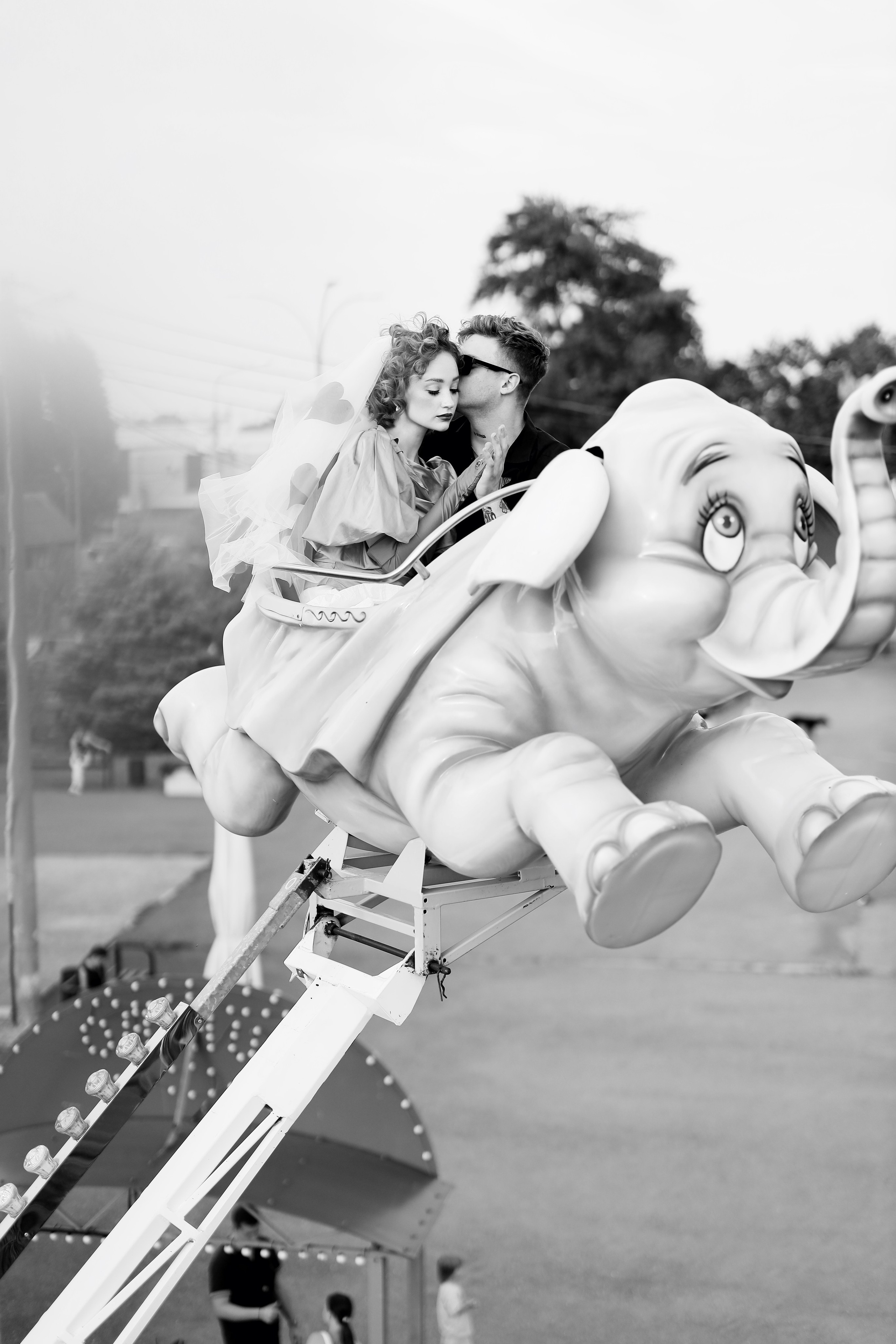 Свадебная фотосессия в парке аттракционов. Свадебный и семейный фотограф в Абхазии Жанна Соснина